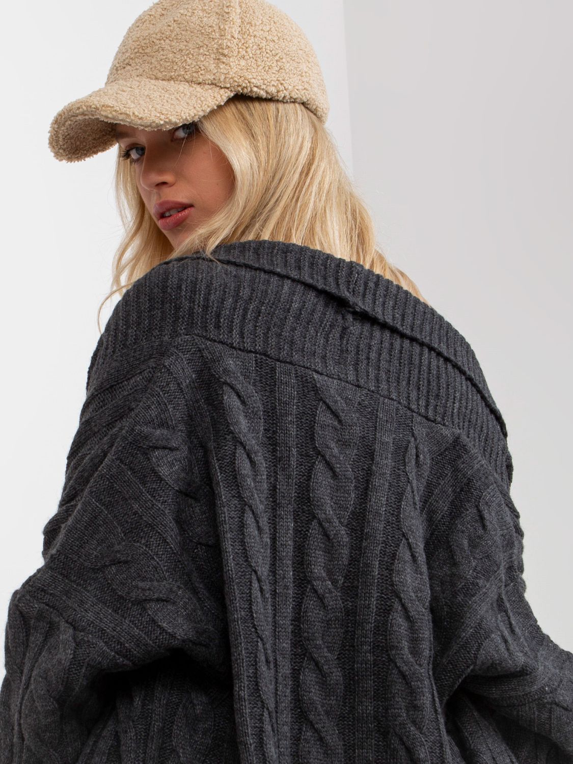 Dunkelgraues dreiteiliges Strickset mit Cardigan