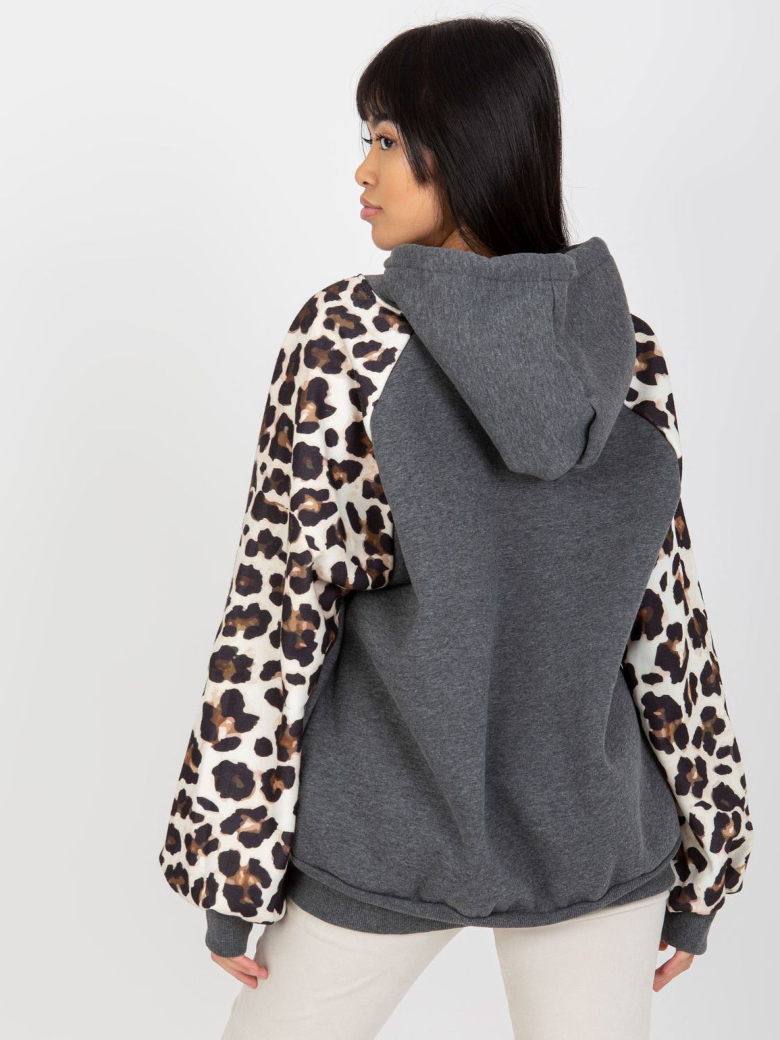 Dunkelgrauer Hoodie mit Druck auf den Ärmeln