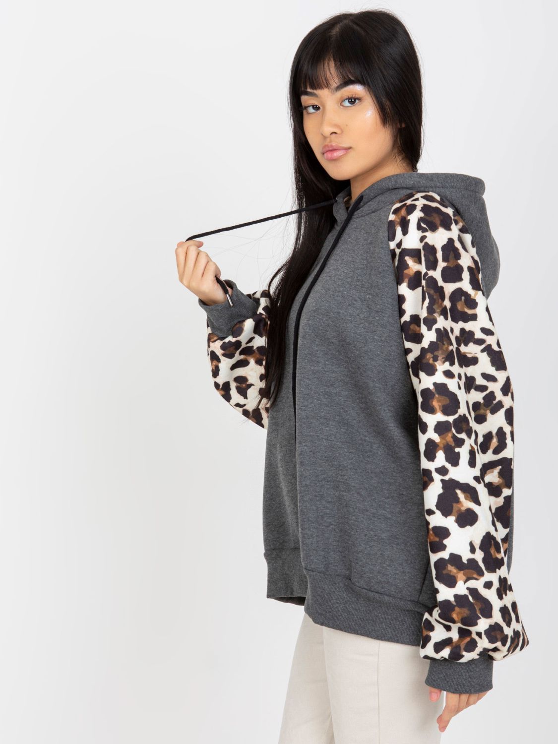 Dunkelgrauer Hoodie mit Druck auf den Ärmeln