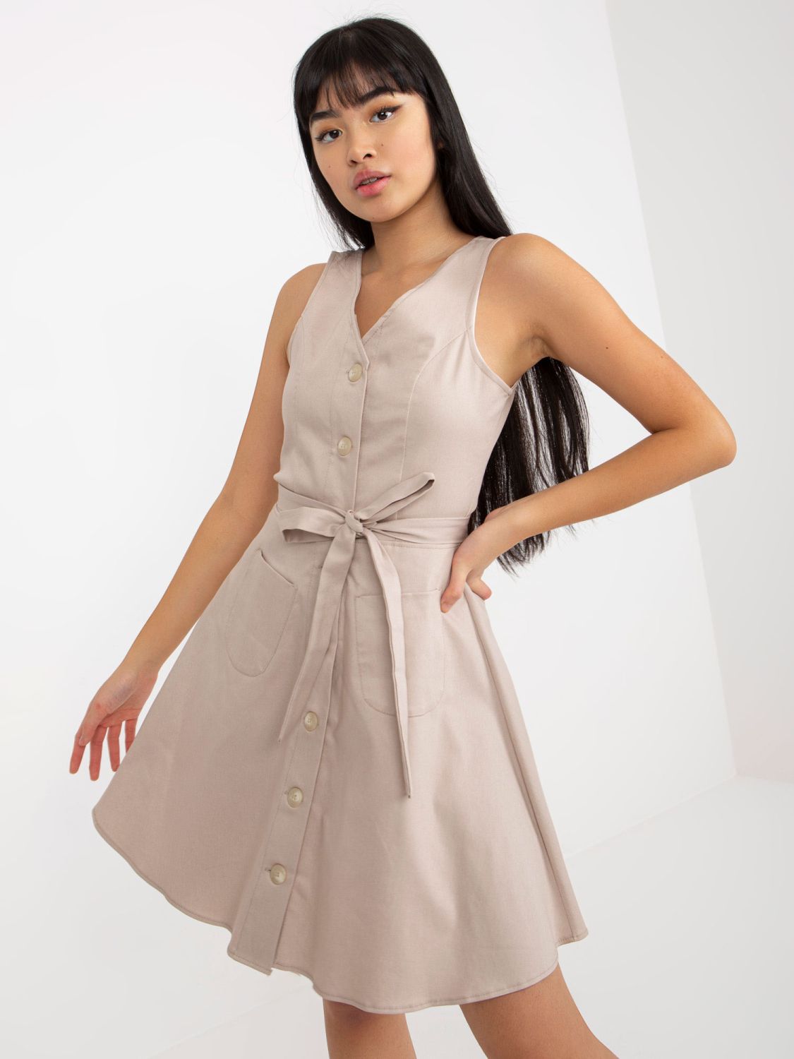 Beige ausgestellte Jeanskleid mit Knöpfen