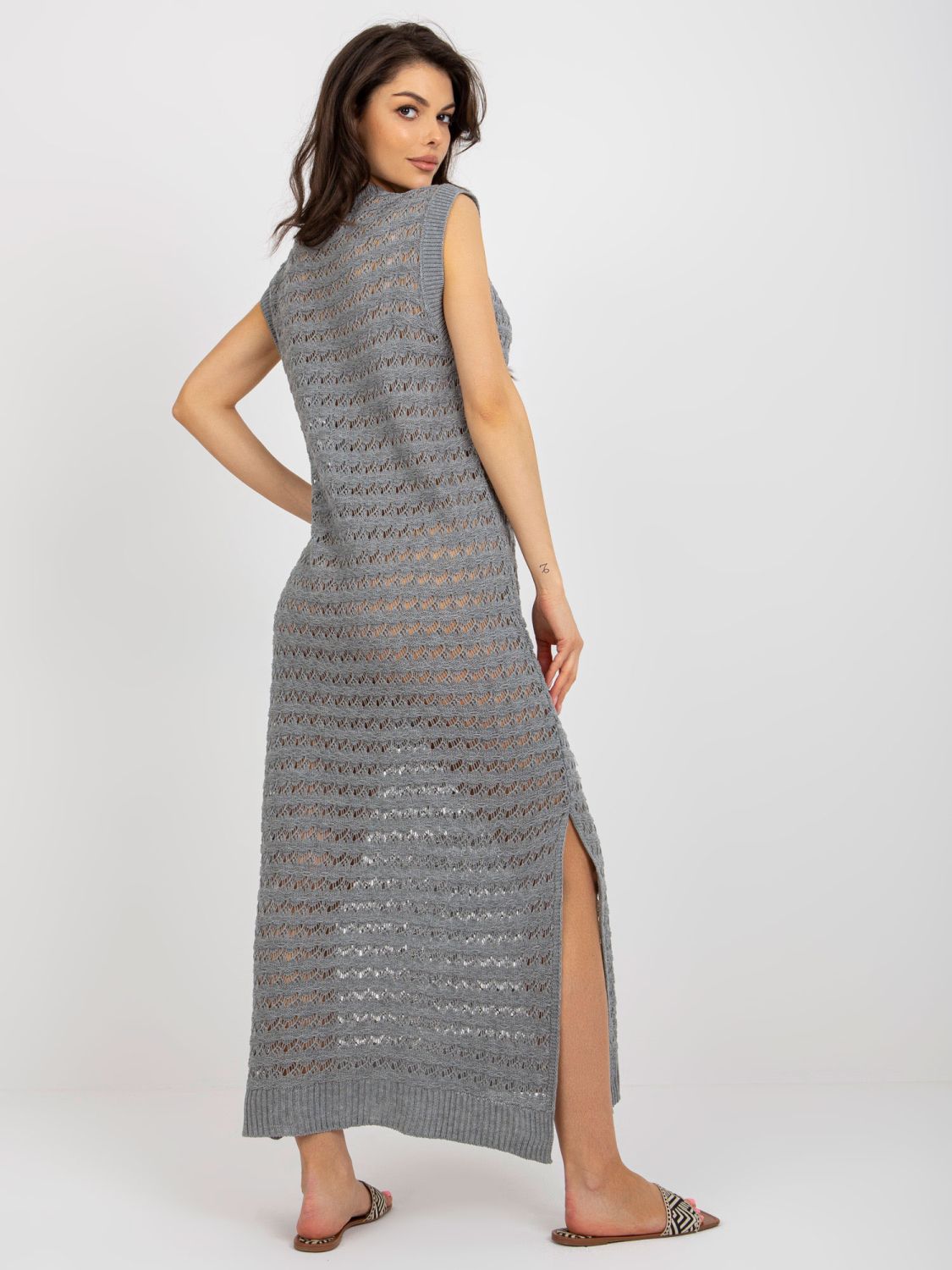 Graues Sommer-Maxikleid aus Strick