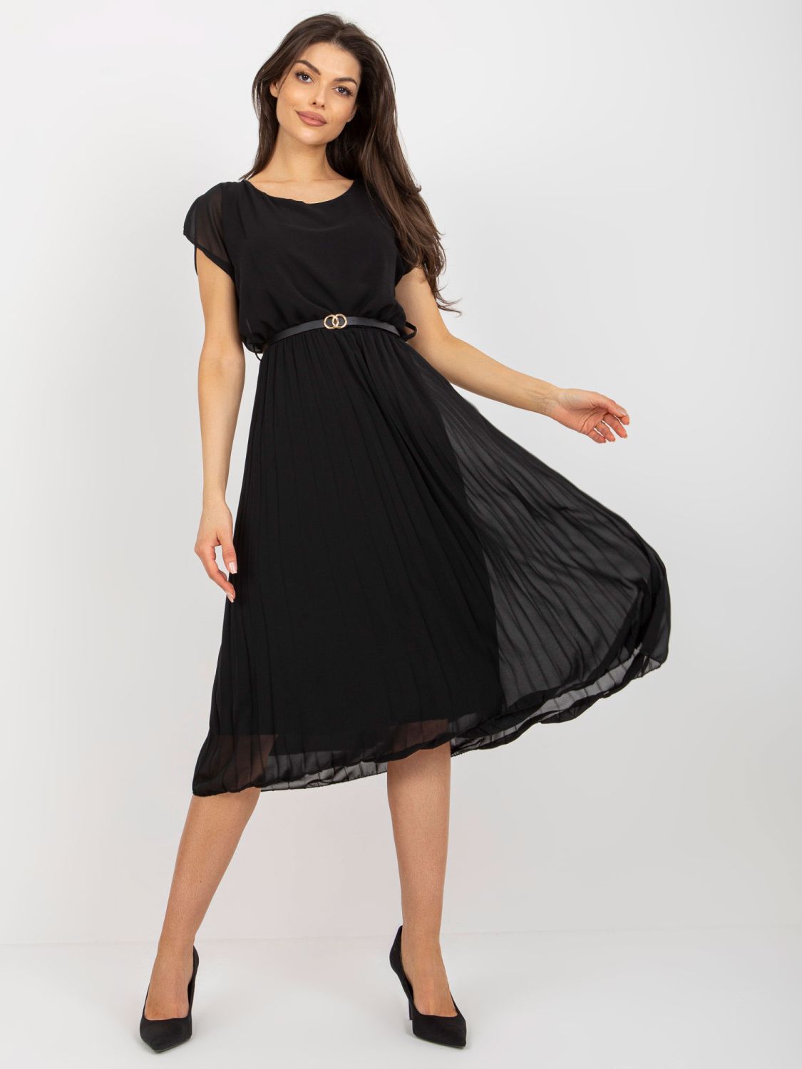 Schwarzes plissiertes Kleid mit rundem Ausschnitt