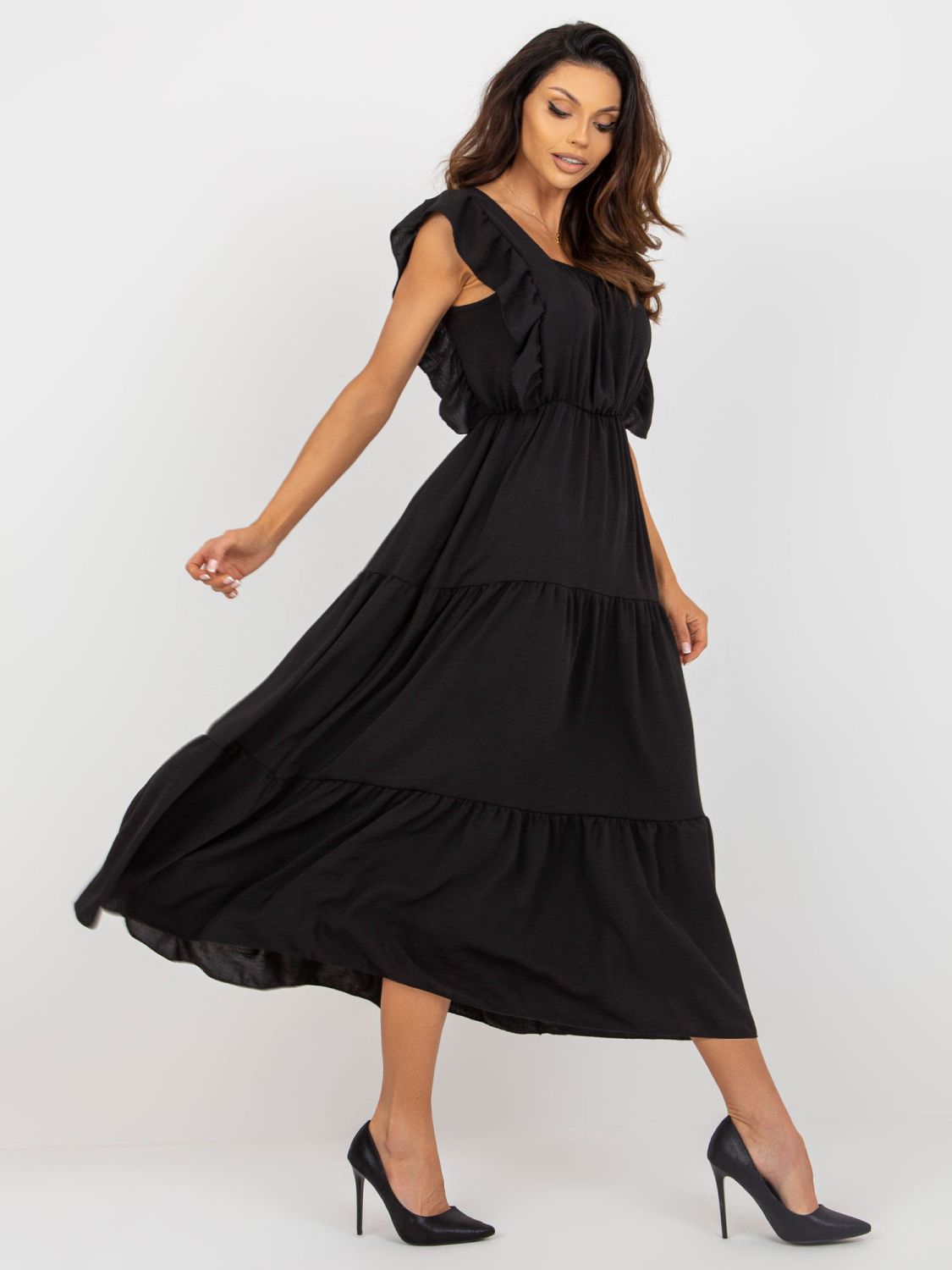 Schwarzes Midi-Kleid mit Volant und lockerem Schnitt