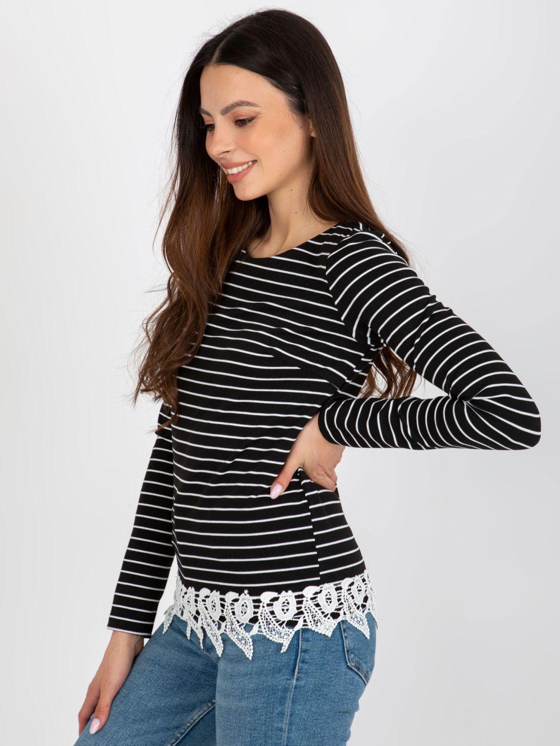 Schwarze Damenbluse mit Streifen und Spitze