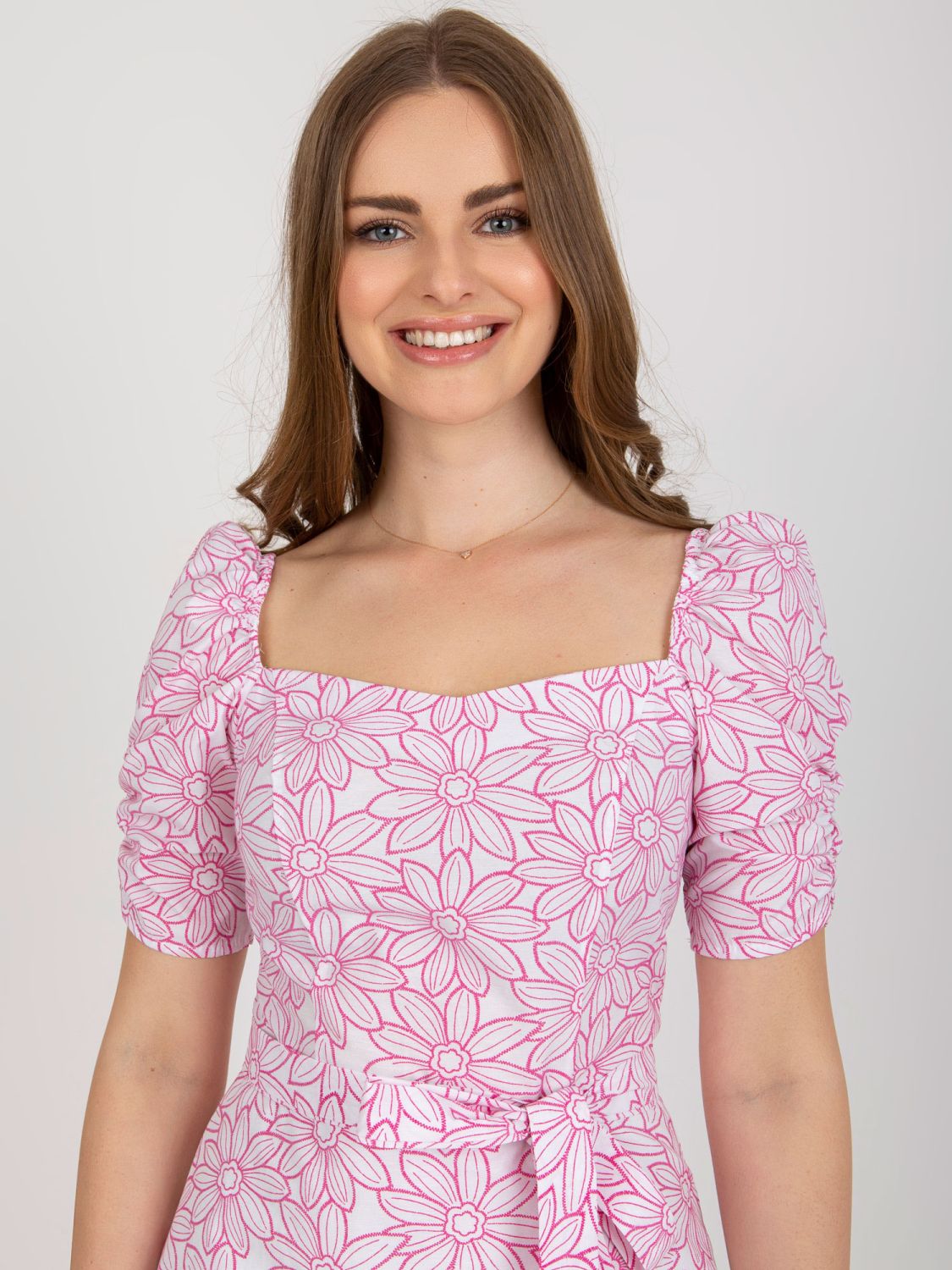 Weiß-rosa Baumwollkleid mit Blumenmuster