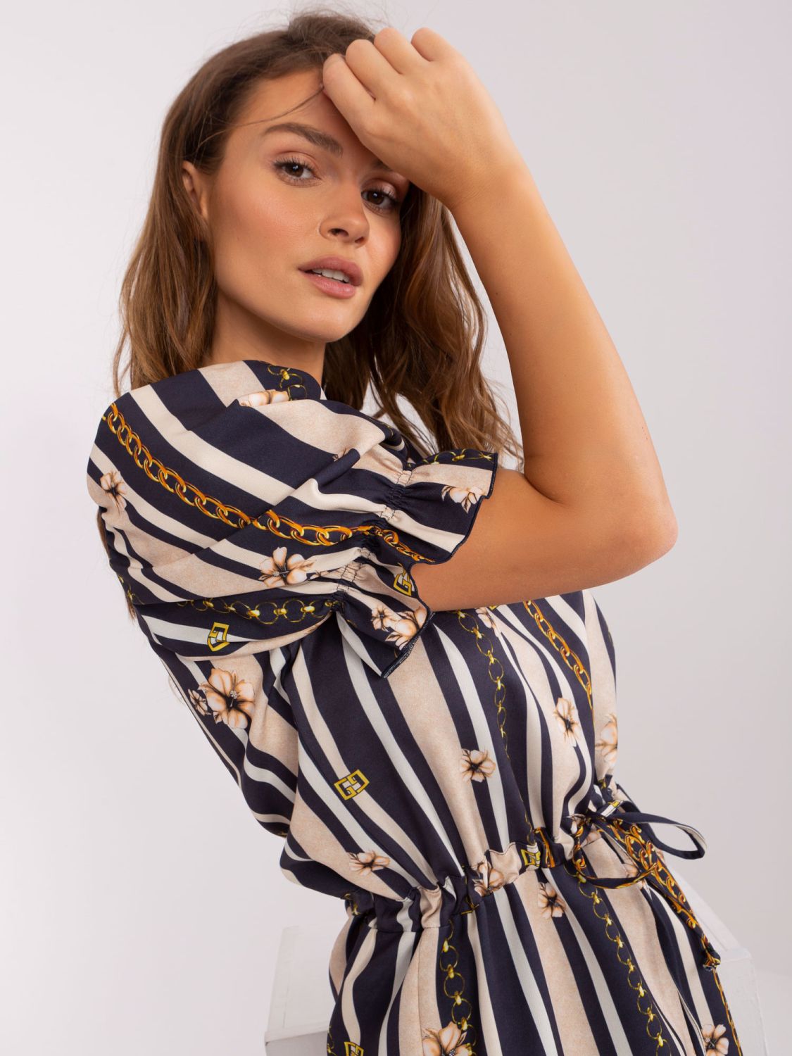 Blaue Kleid mit Druck und Puffärmeln