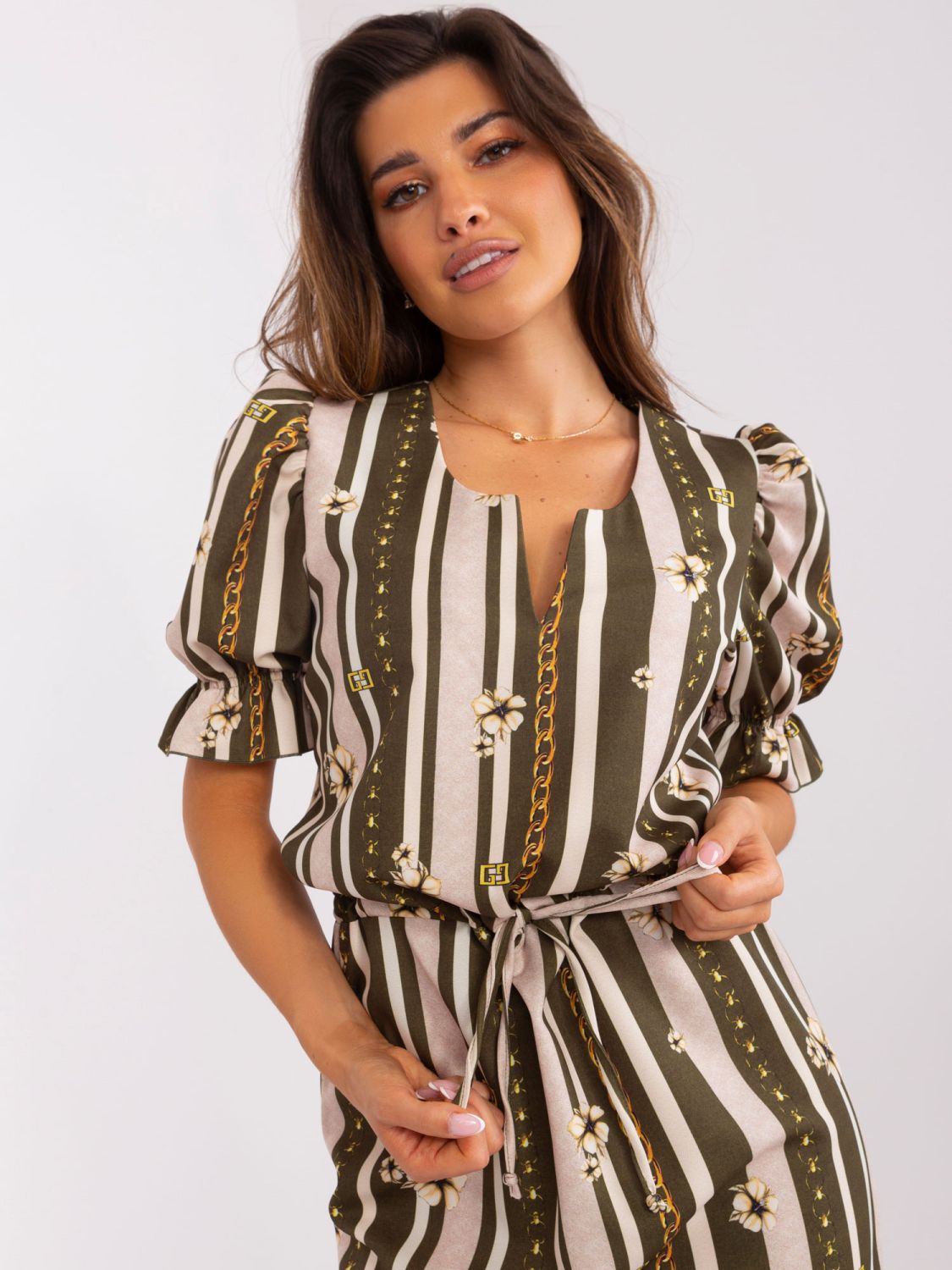 Khaki Midi-Kleid mit Druck und kurzen Ärmeln