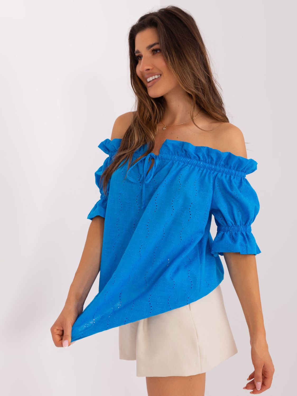 Blaue Baumwollbluse mit Carmen-Ausschnitt