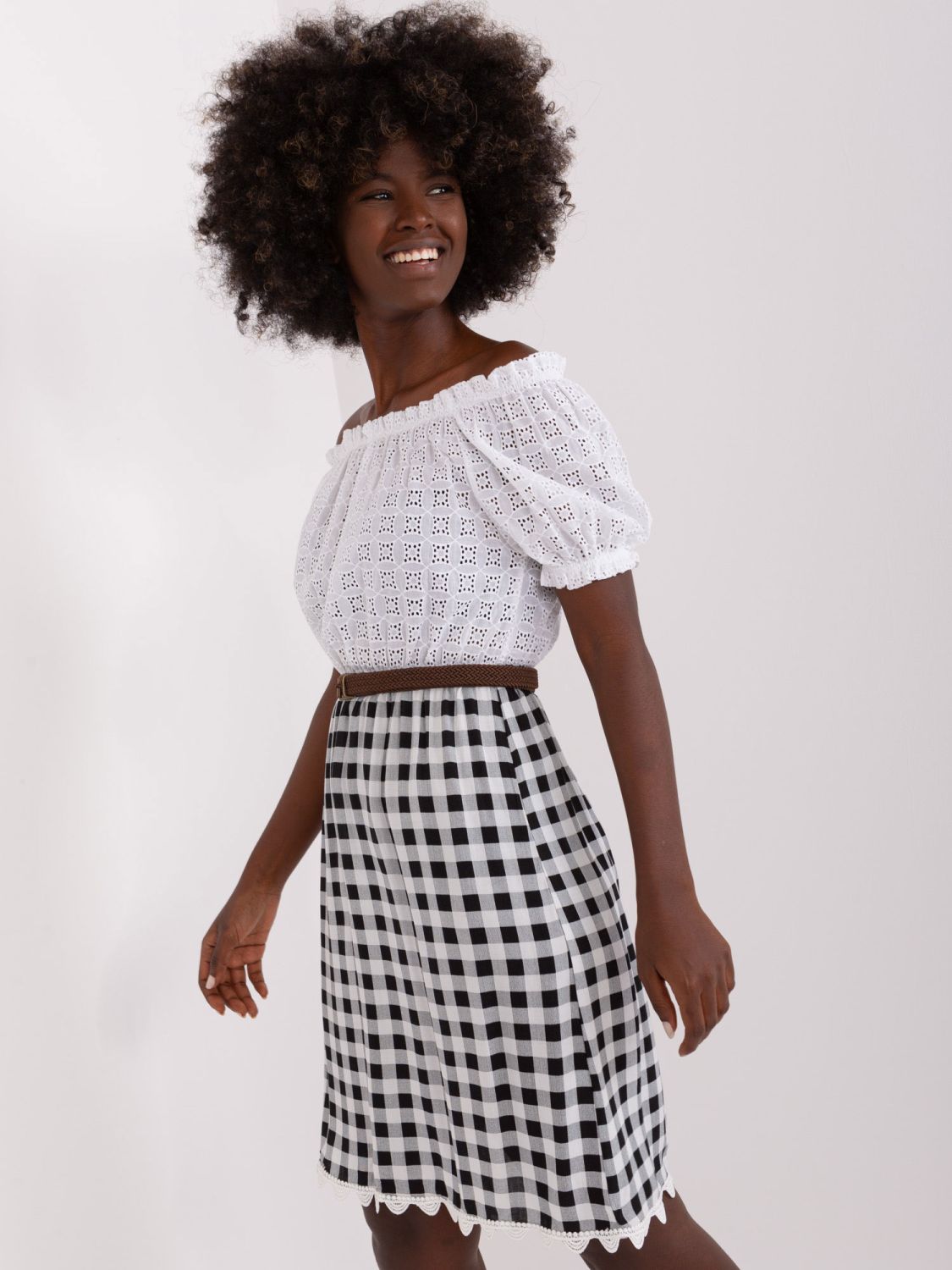 Ecru-schwarzes Kleid im hiszpanka-Stil mit Gürtel