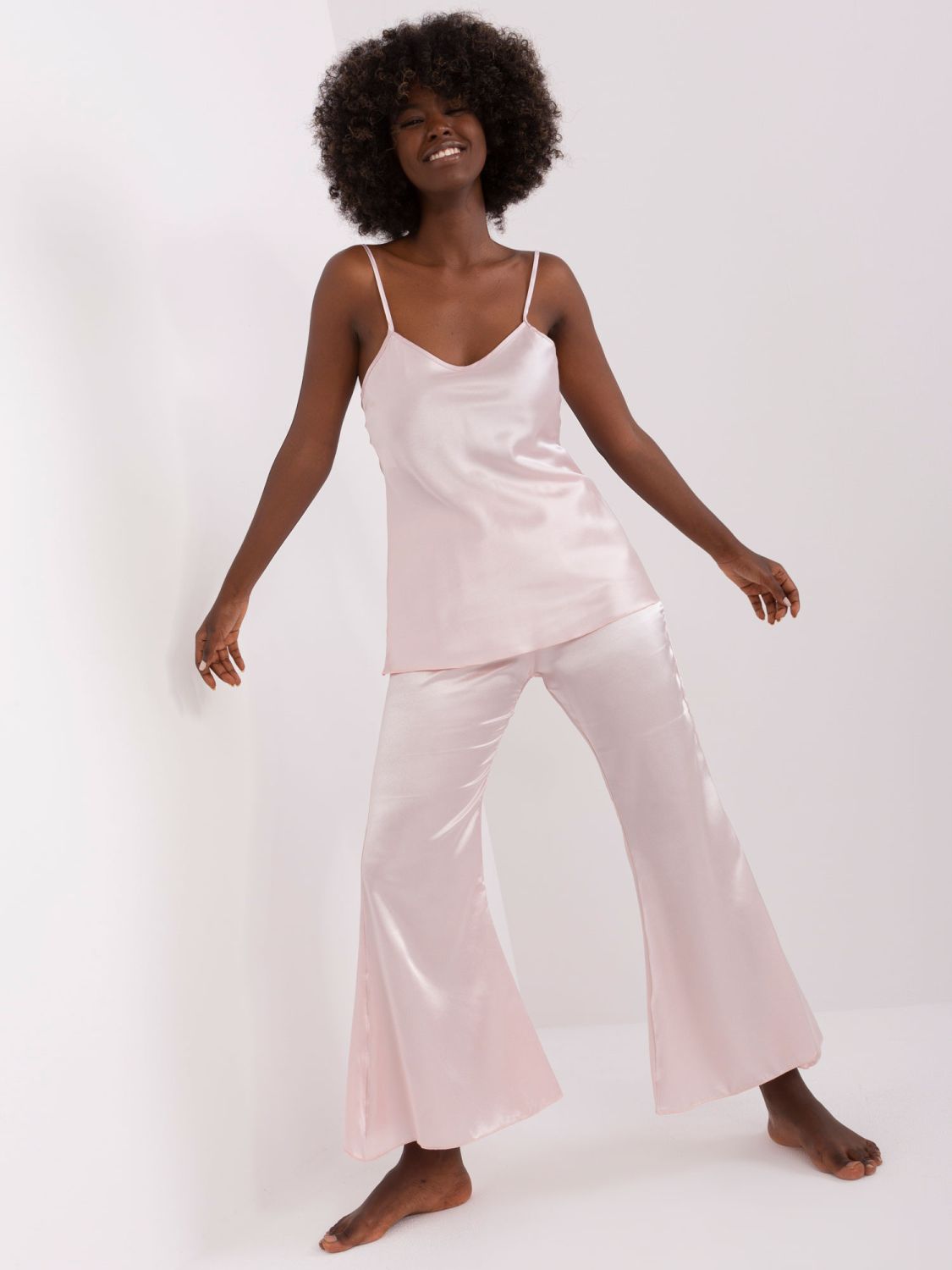 Helle rosa dreiteilige Pyjama mit Hosen