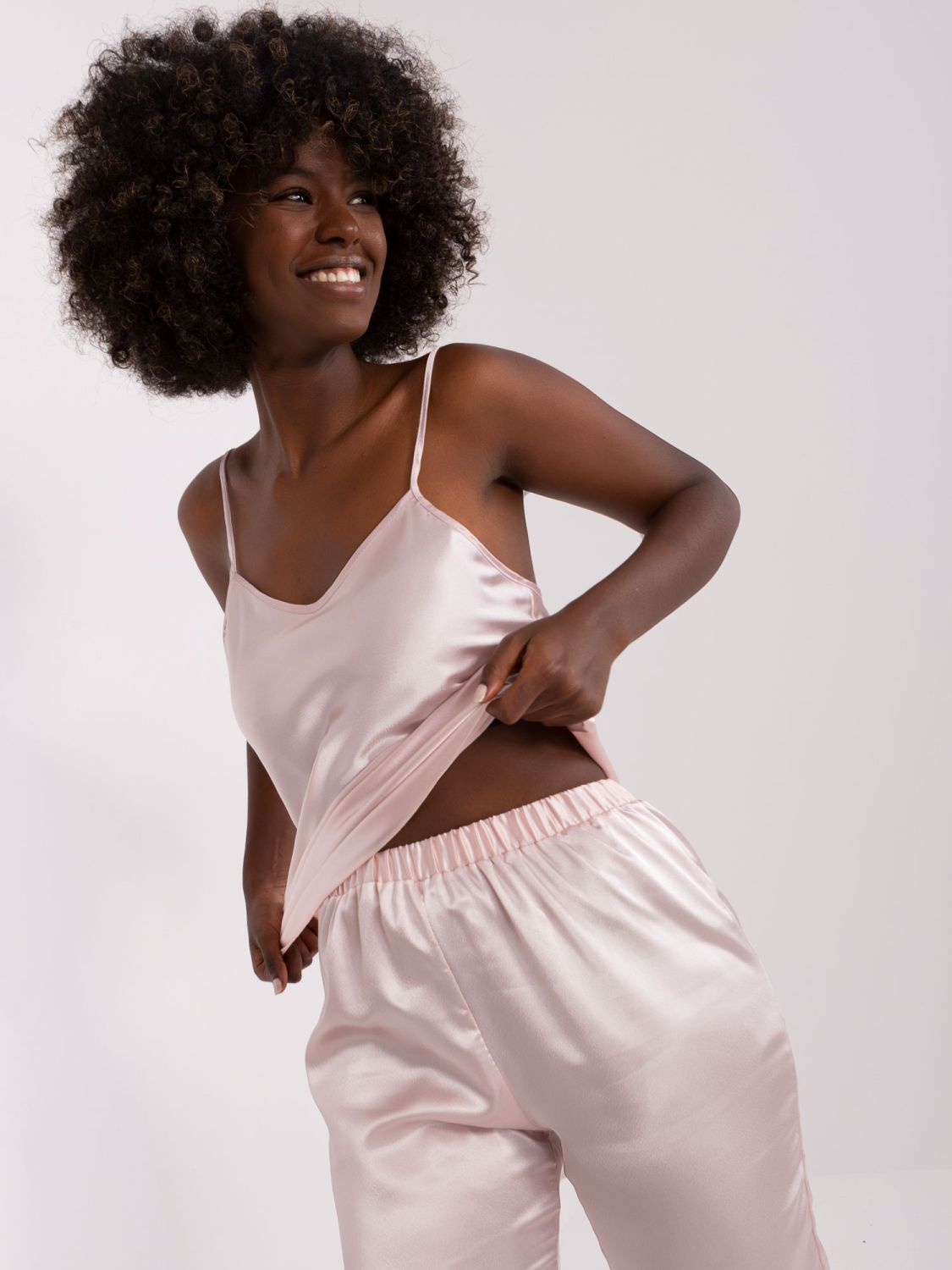 Helle rosa dreiteilige Pyjama mit Hosen