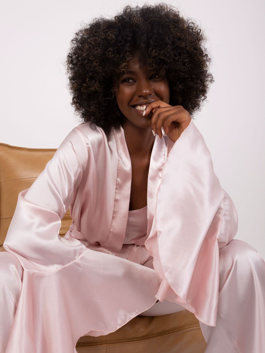 Helle rosa dreiteilige Pyjama mit Hosen