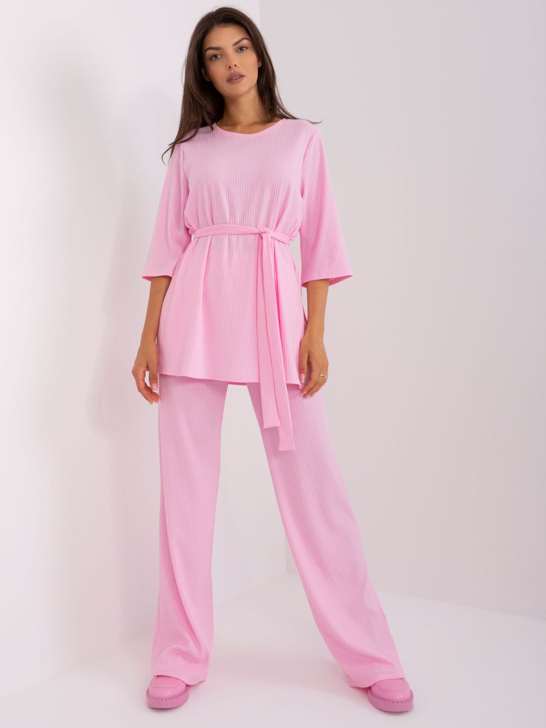 Helle rosa Damen-Casual-Set mit weiten Hosen