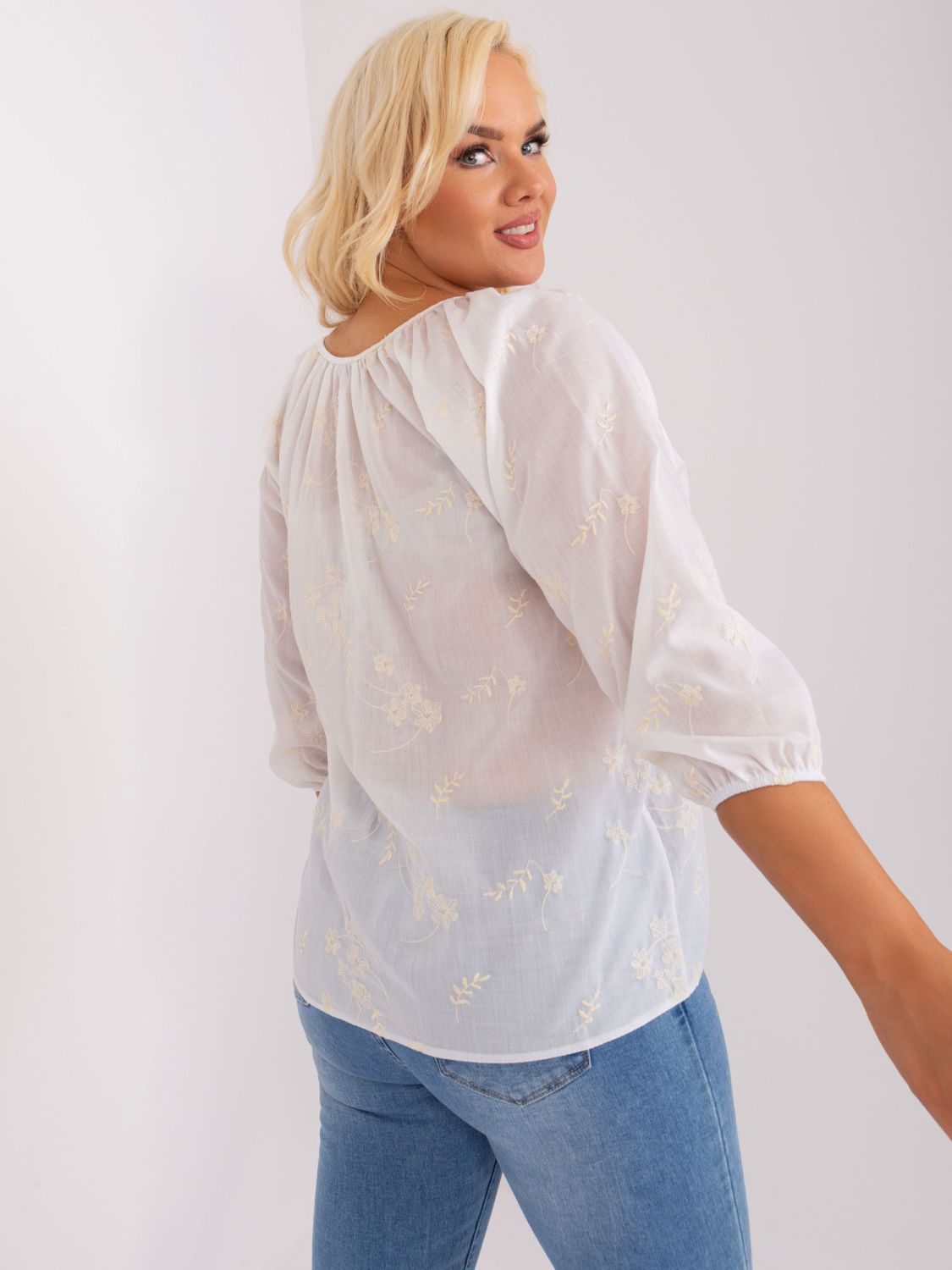 Weiß-beige Bluse in Übergröße mit Stickerei