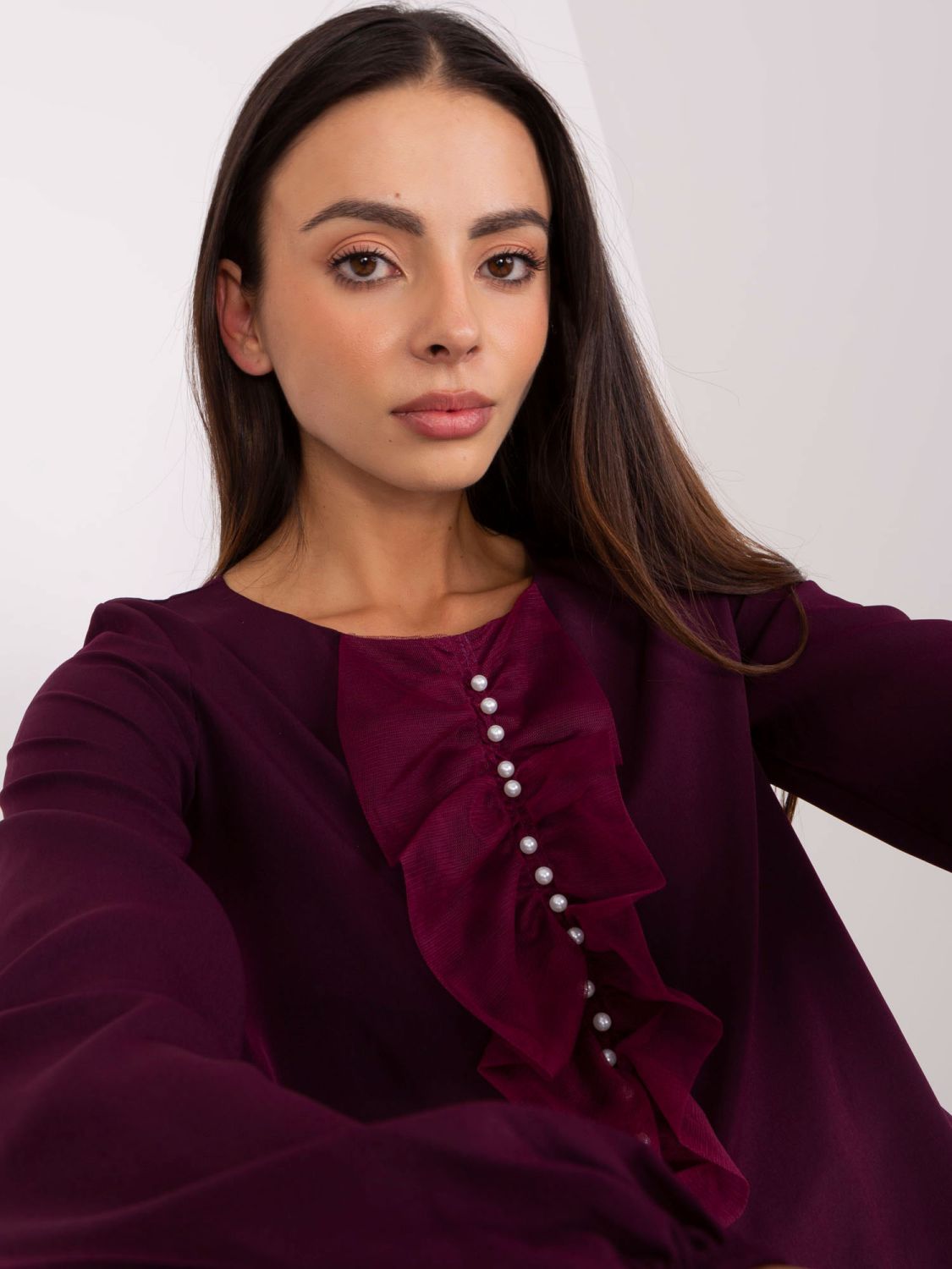 Elegante dunkelviolette Bluse mit Perlen