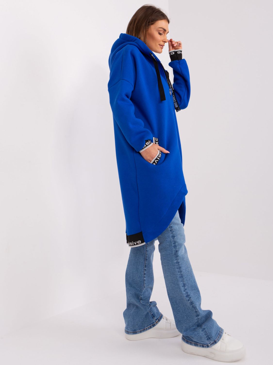 Kobaltfarbene lange Reißverschlussjacke mit Aufschriften