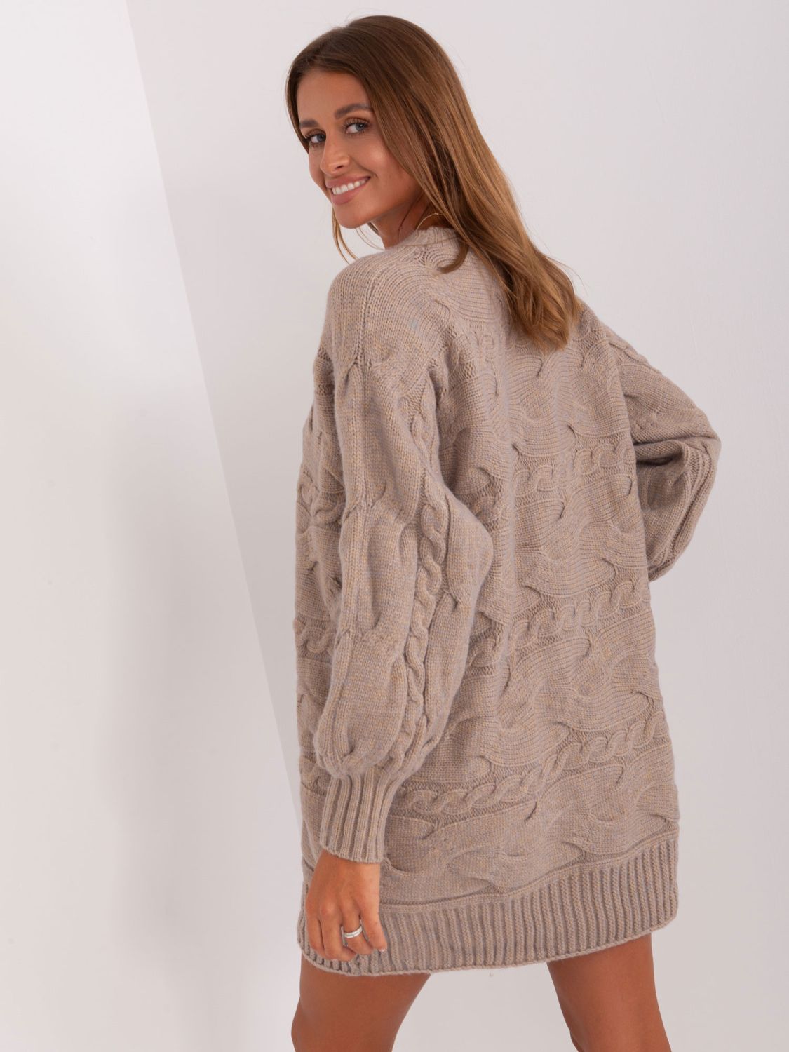 Dunkelbeige Strickkleid mit Zöpfen
