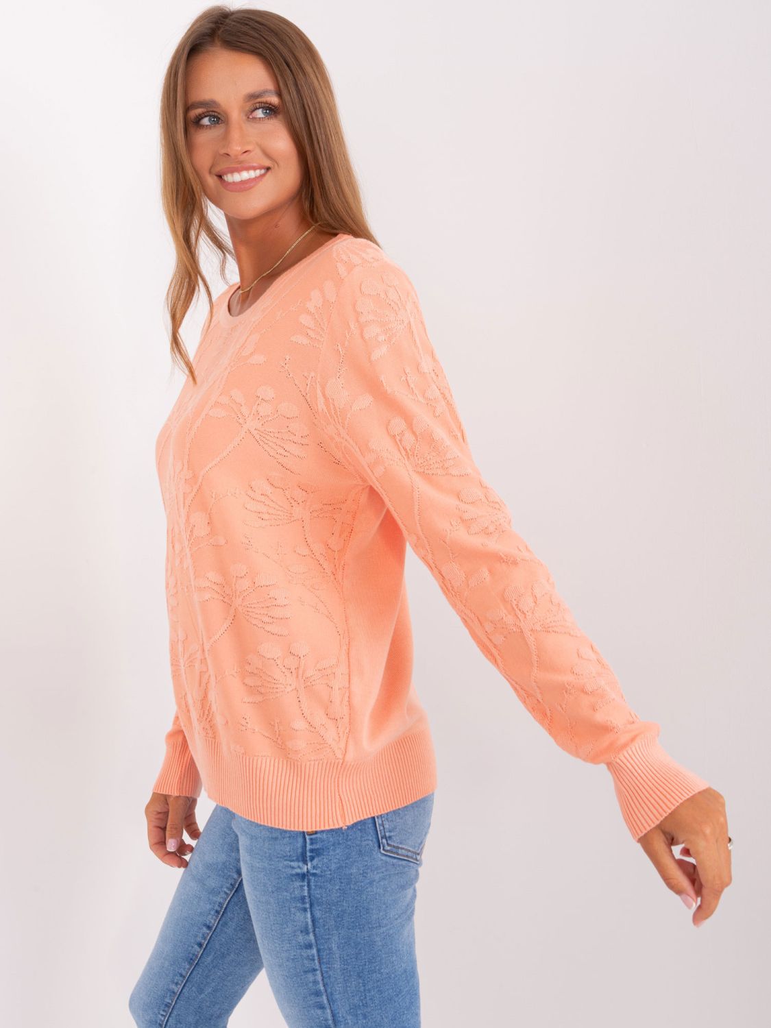 Pfirsichfarbener klassischer Pullover mit Muster