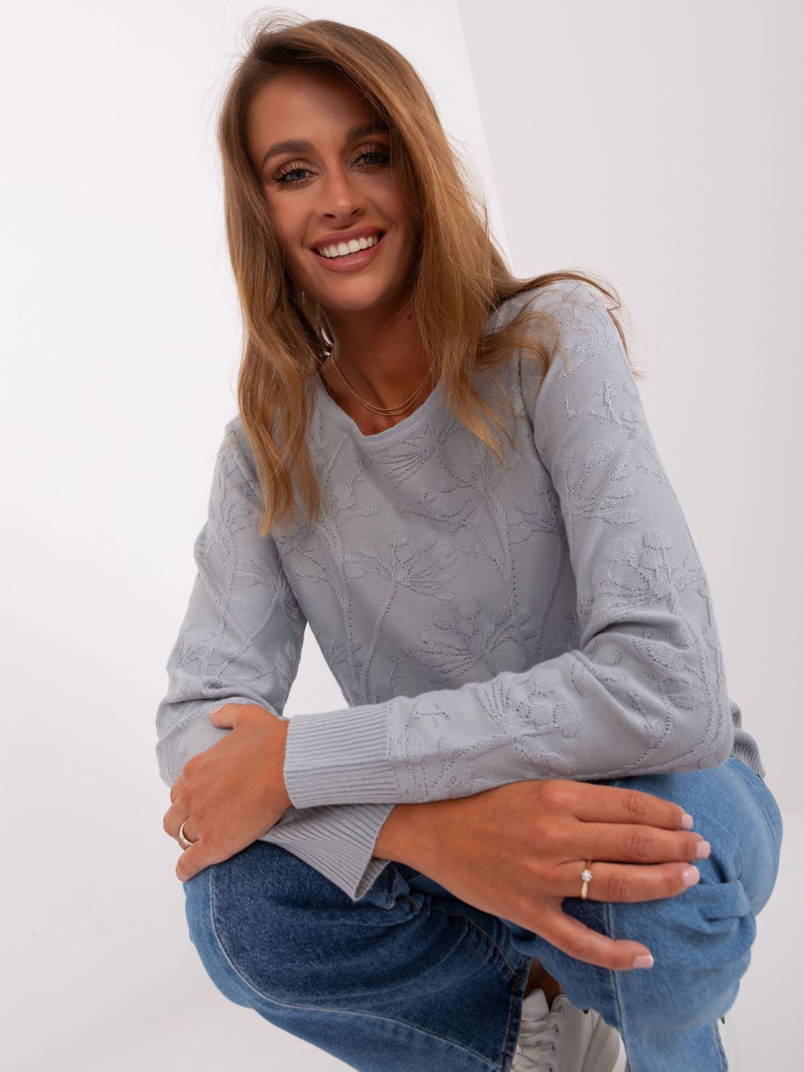 Grauer klassischer Damenpullover mit Rippbündchen