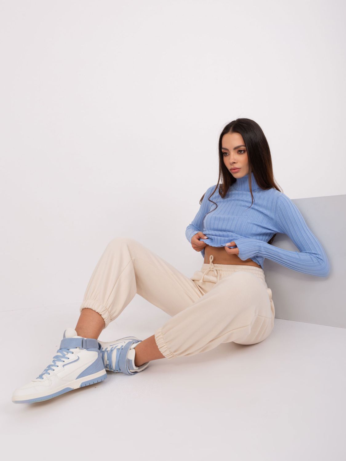 Helles blauer Pullover mit Rollkragen aus Viskose