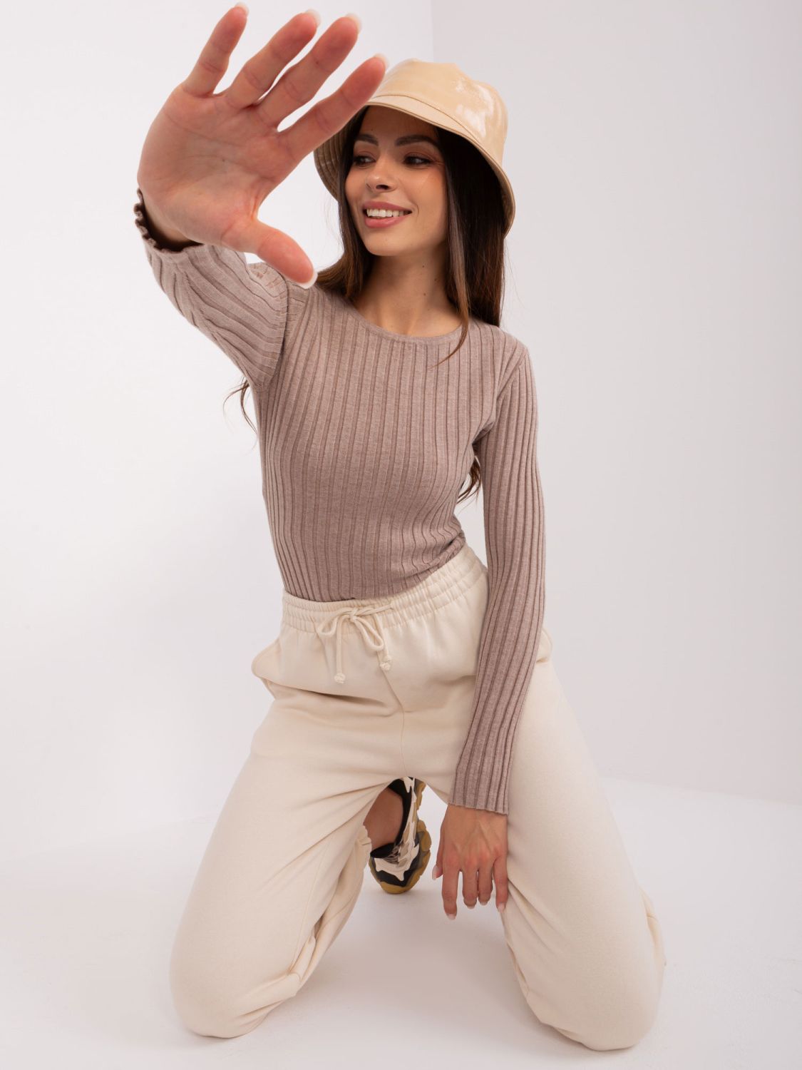 Klassischer gestreifter Pullover in Dunkelbeige