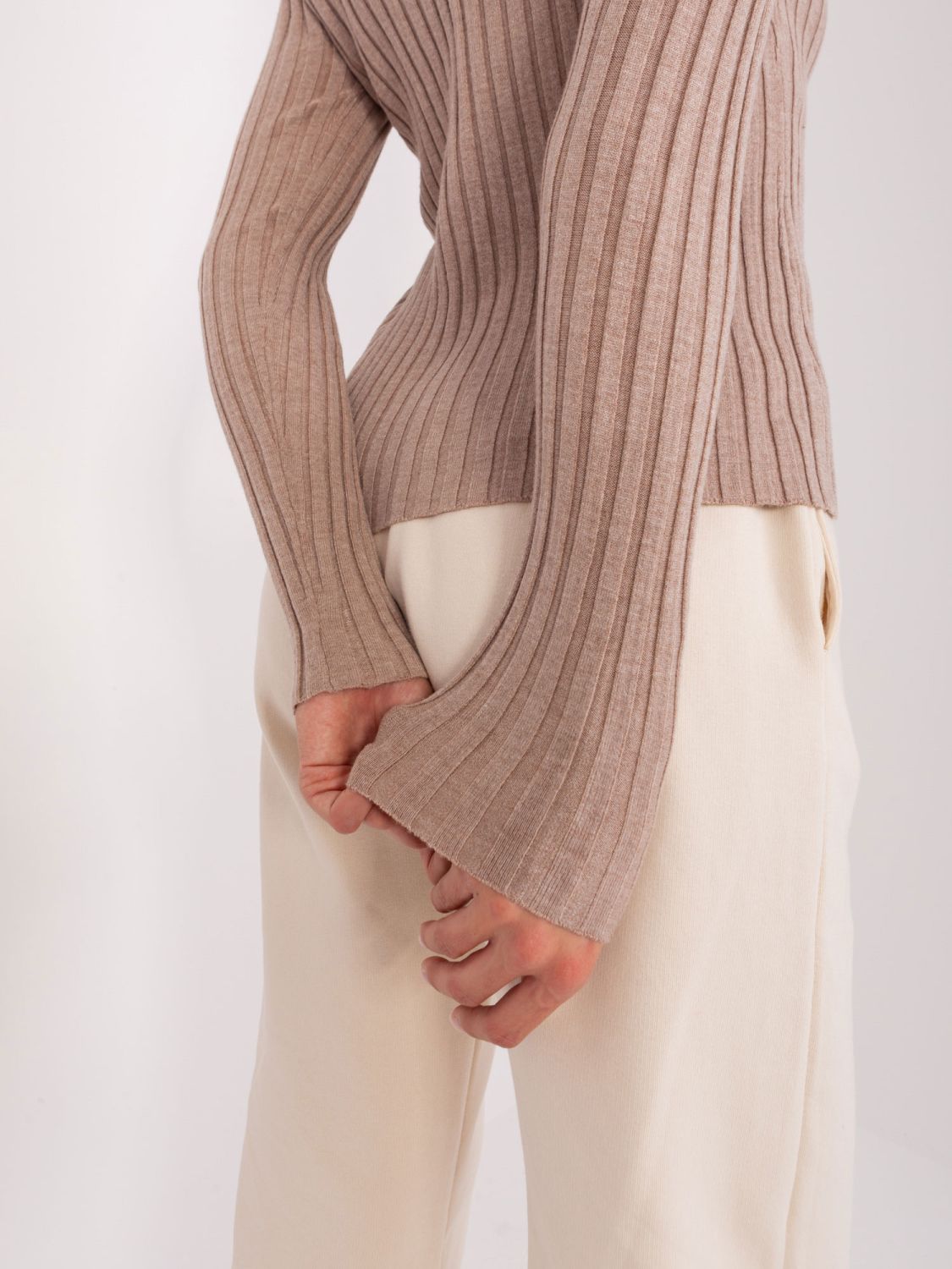 Klassischer gestreifter Pullover in Dunkelbeige