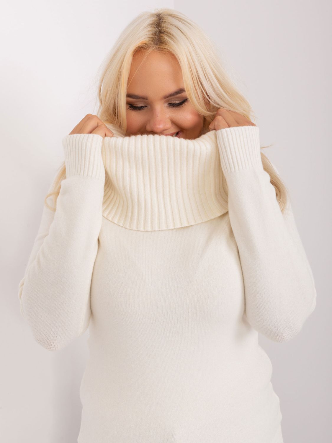 Cremiger Plus-Size-Pullover mit Rippbündchen