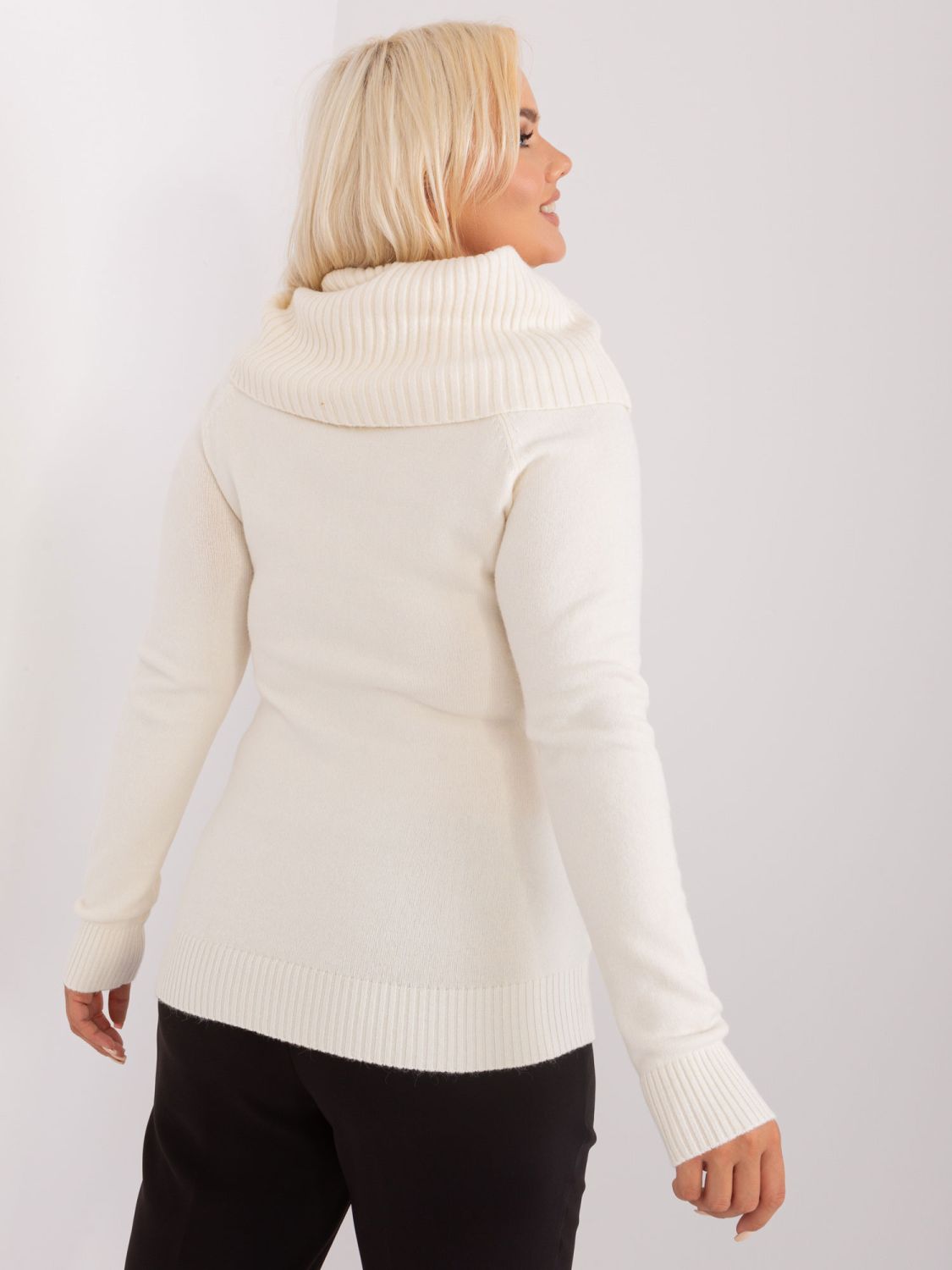 Cremiger Plus-Size-Pullover mit Rippbündchen