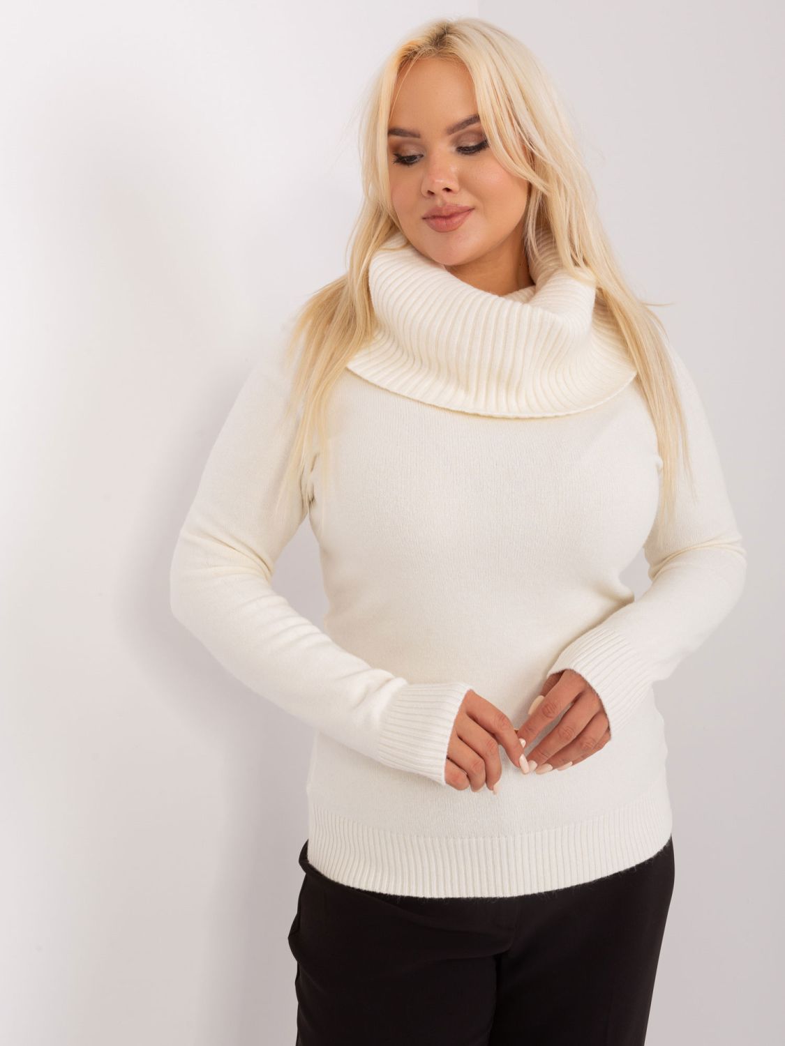 Cremiger Plus-Size-Pullover mit Rippbündchen
