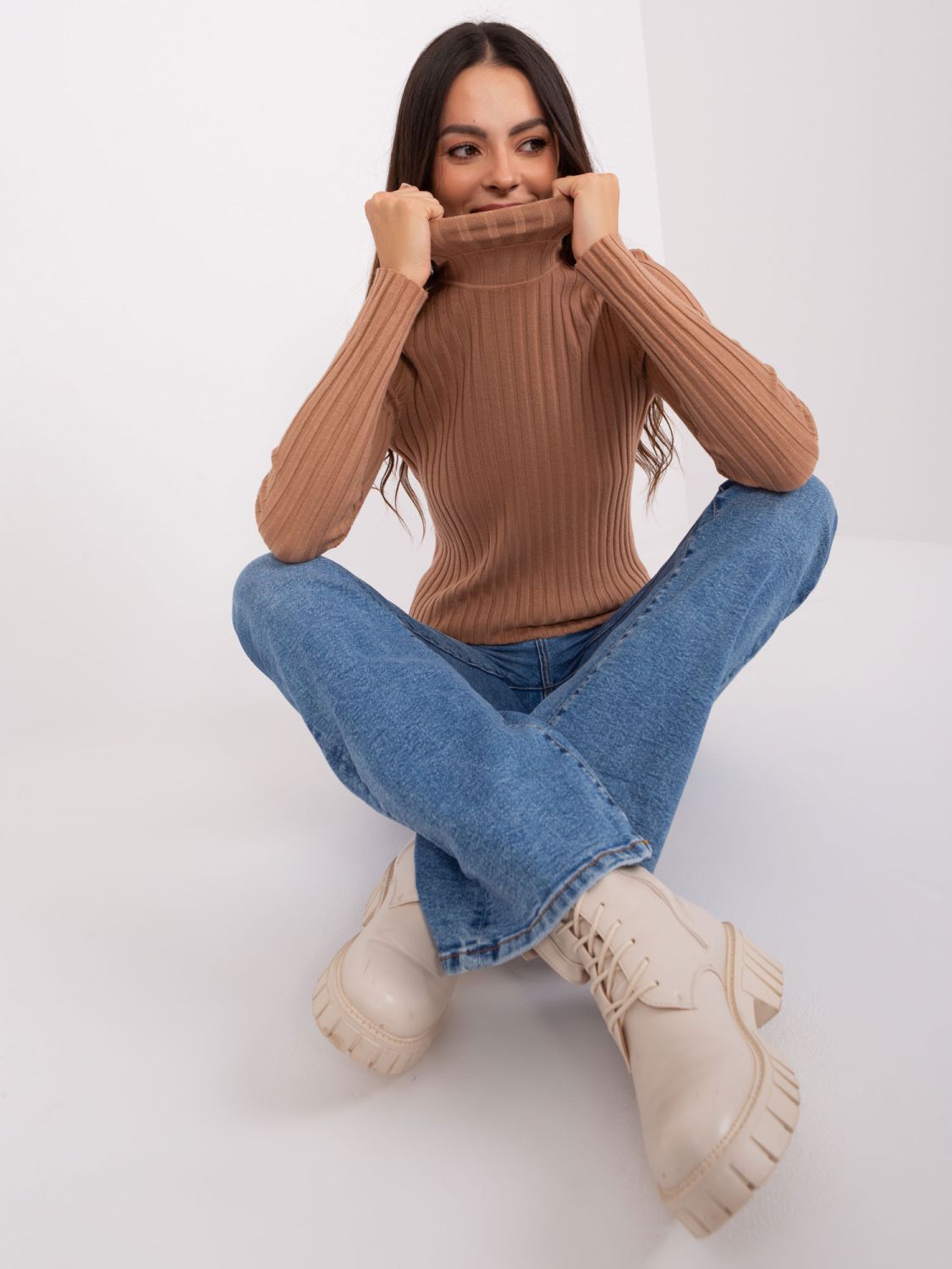 Brauner figurbetonter Pullover mit Rollkragen