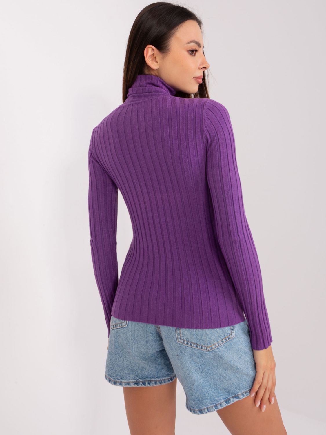 Dunkellila figurbetonender Pullover mit Rollkragen
