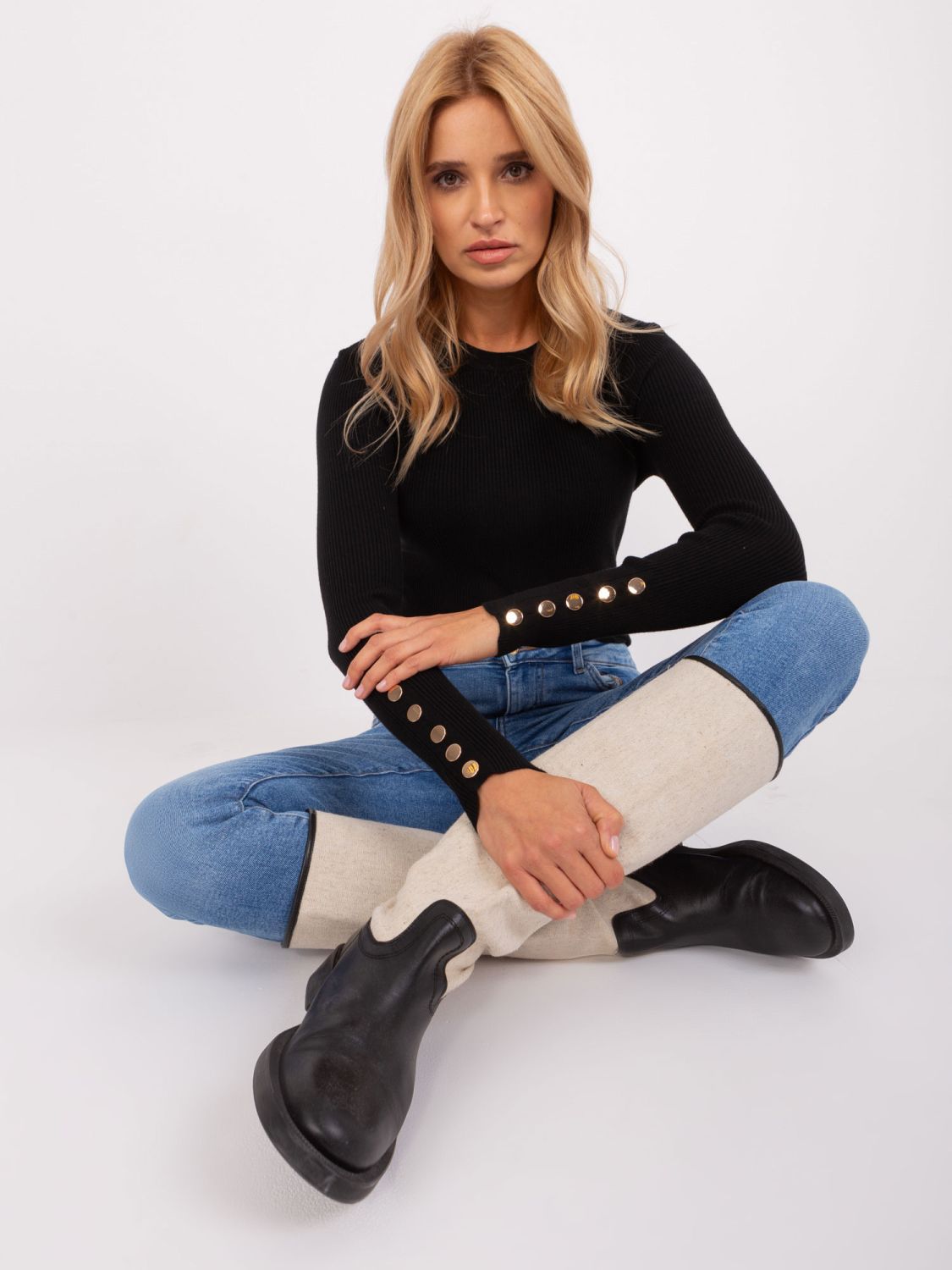 Schwarzer klassischer Pullover mit Knöpfen an den Ärmeln