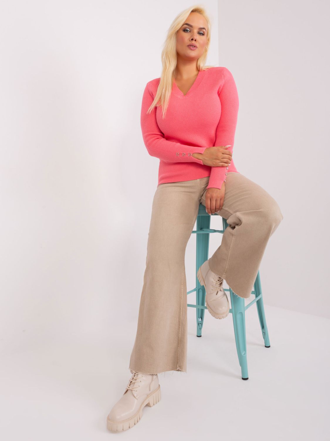 Korallenfarbener Damenpullover in Übergröße mit V-Ausschnitt