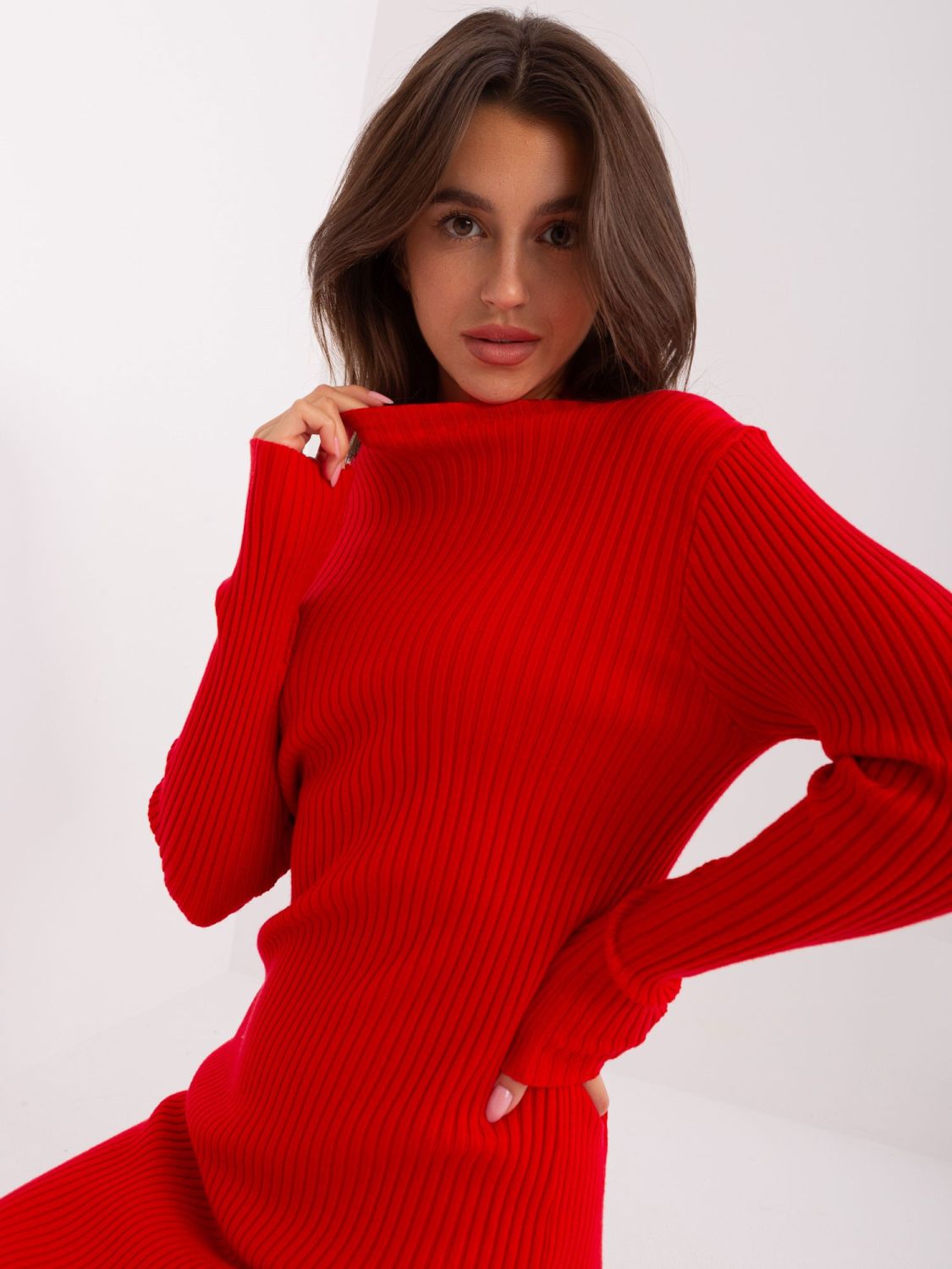 Rotes gestreiftes Strickkleid bis zum Knie