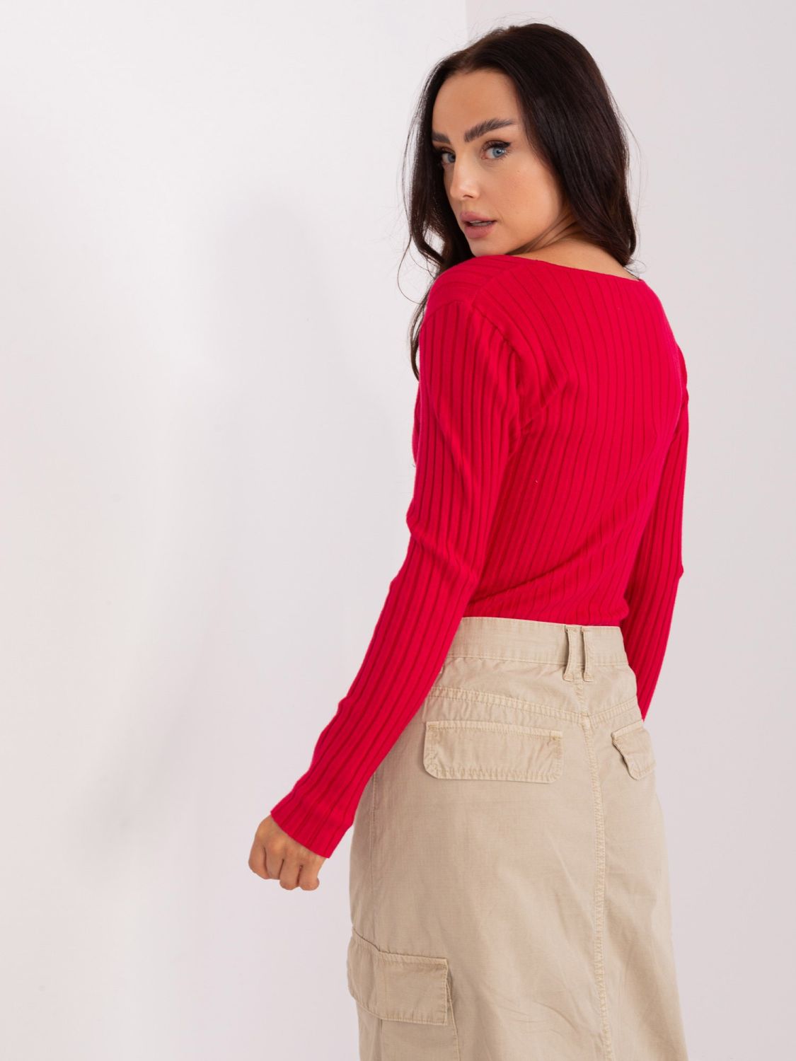 Klassischer roter Pullover mit Streifen