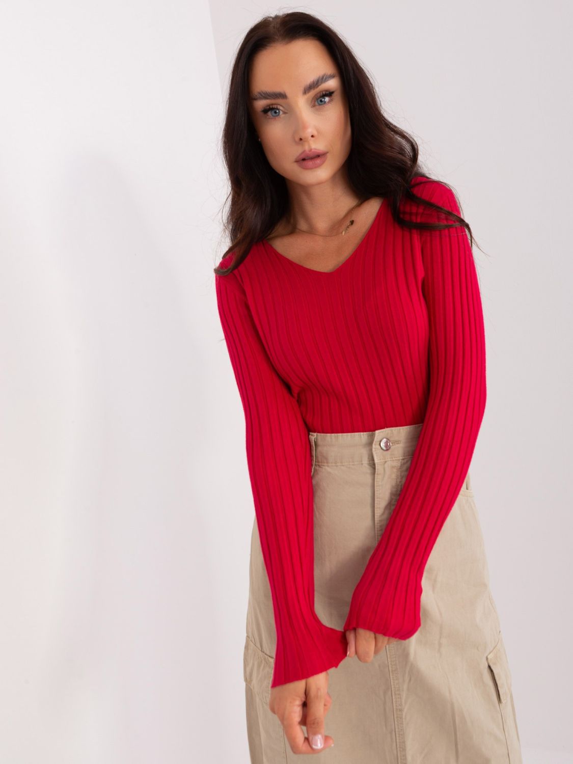 Klassischer roter Pullover mit Streifen