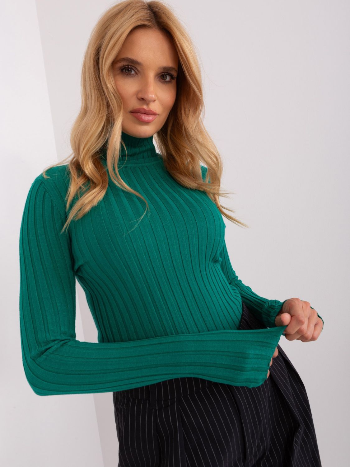 Grüner figurbetonter Strickpullover mit Rollkragen
