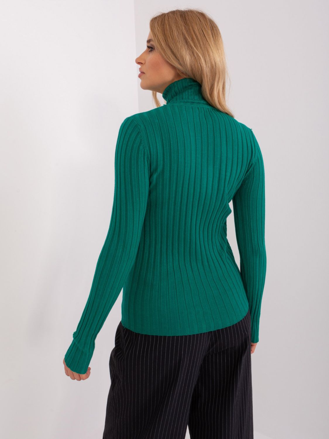 Grüner figurbetonter Strickpullover mit Rollkragen