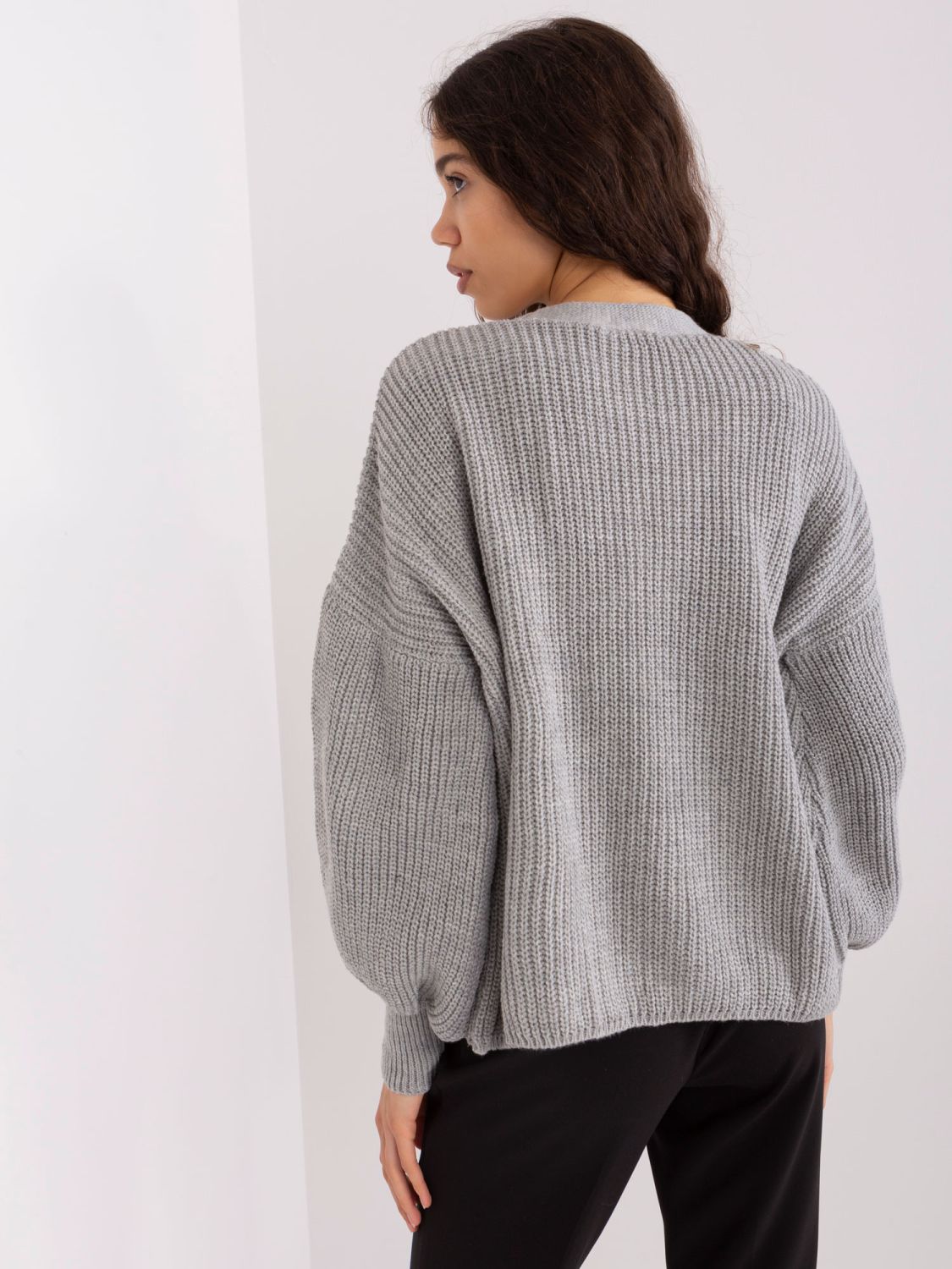 Grau gestricktes Set mit Wolle