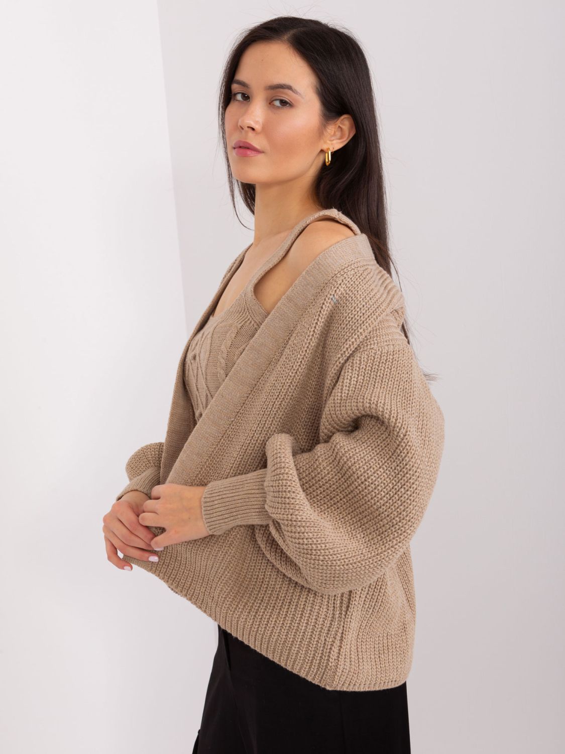 Beiger Komplett mit kurzem Cardigan