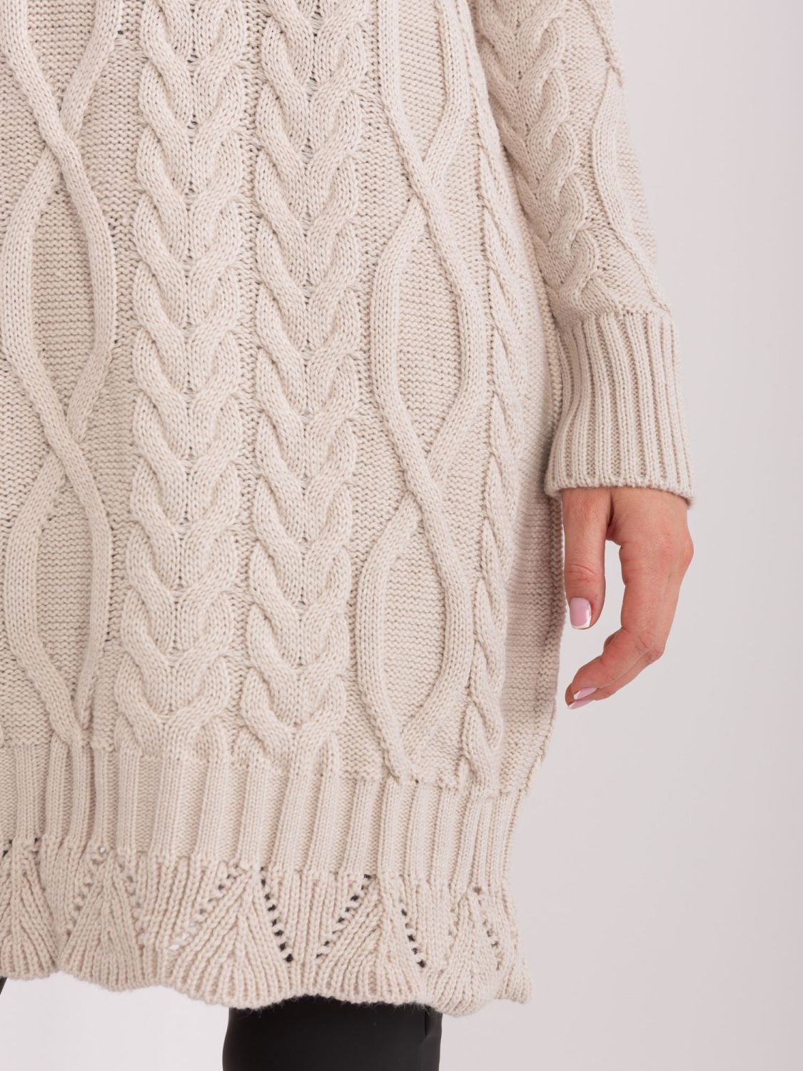 Beige Midi-Kleid mit langen Ärmeln