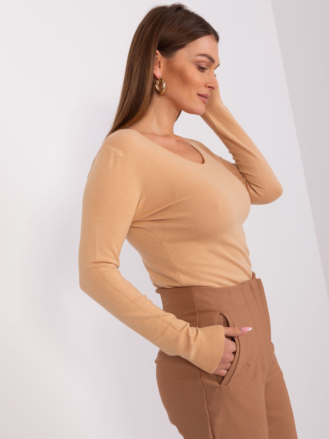 Klassischer brauner Pullover mit langen Ärmeln