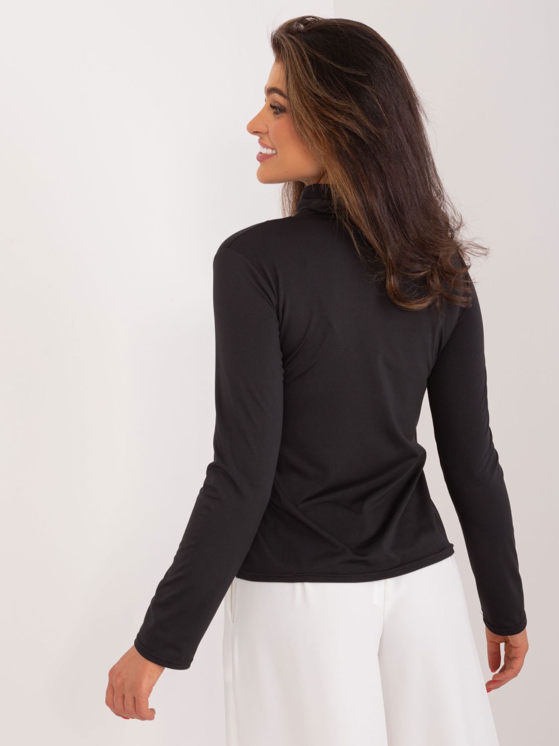 Elegante schwarze Bluse mit Rollkragen