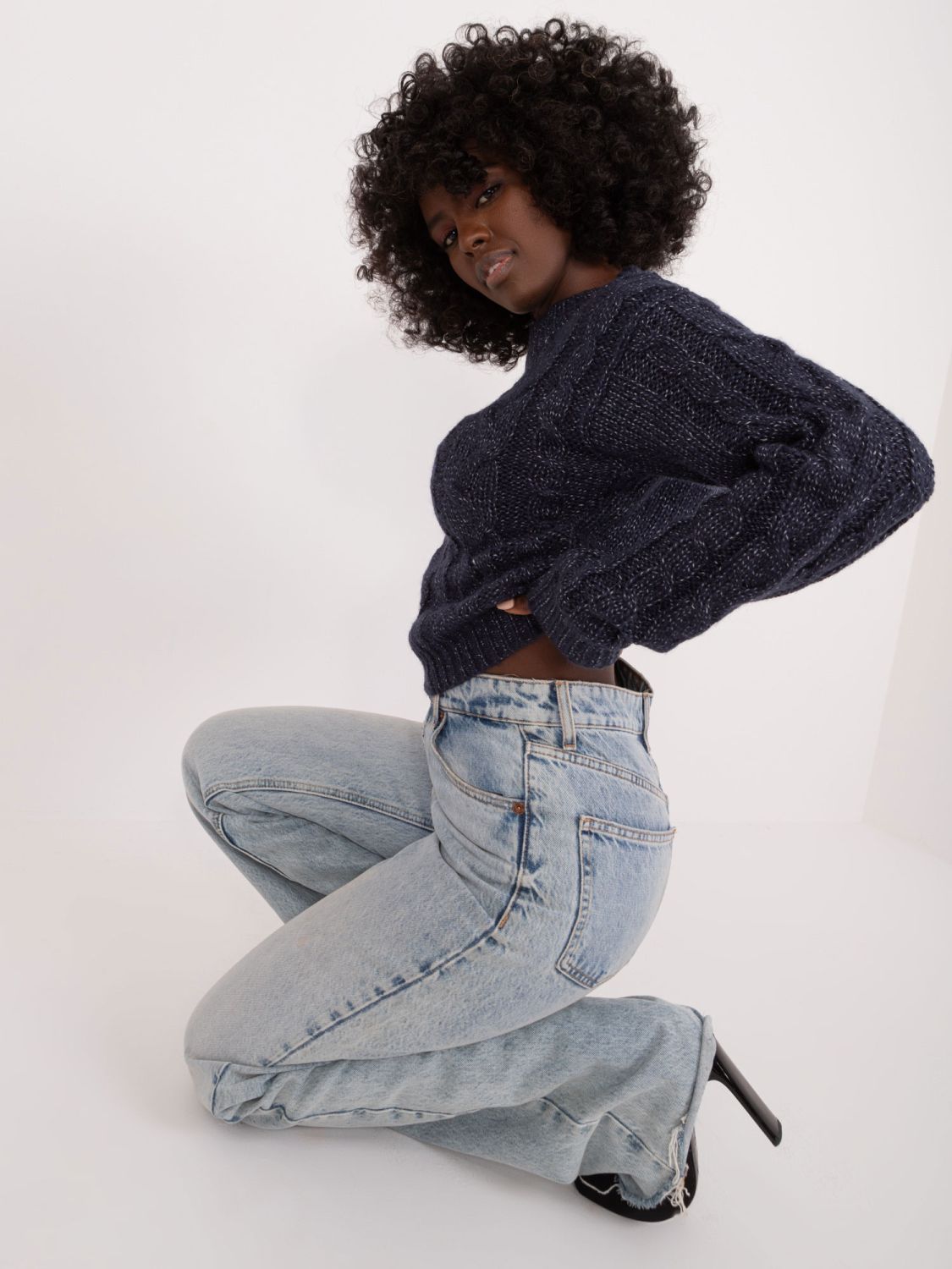 Stylischer grauer Pullover mit langen Ärmeln