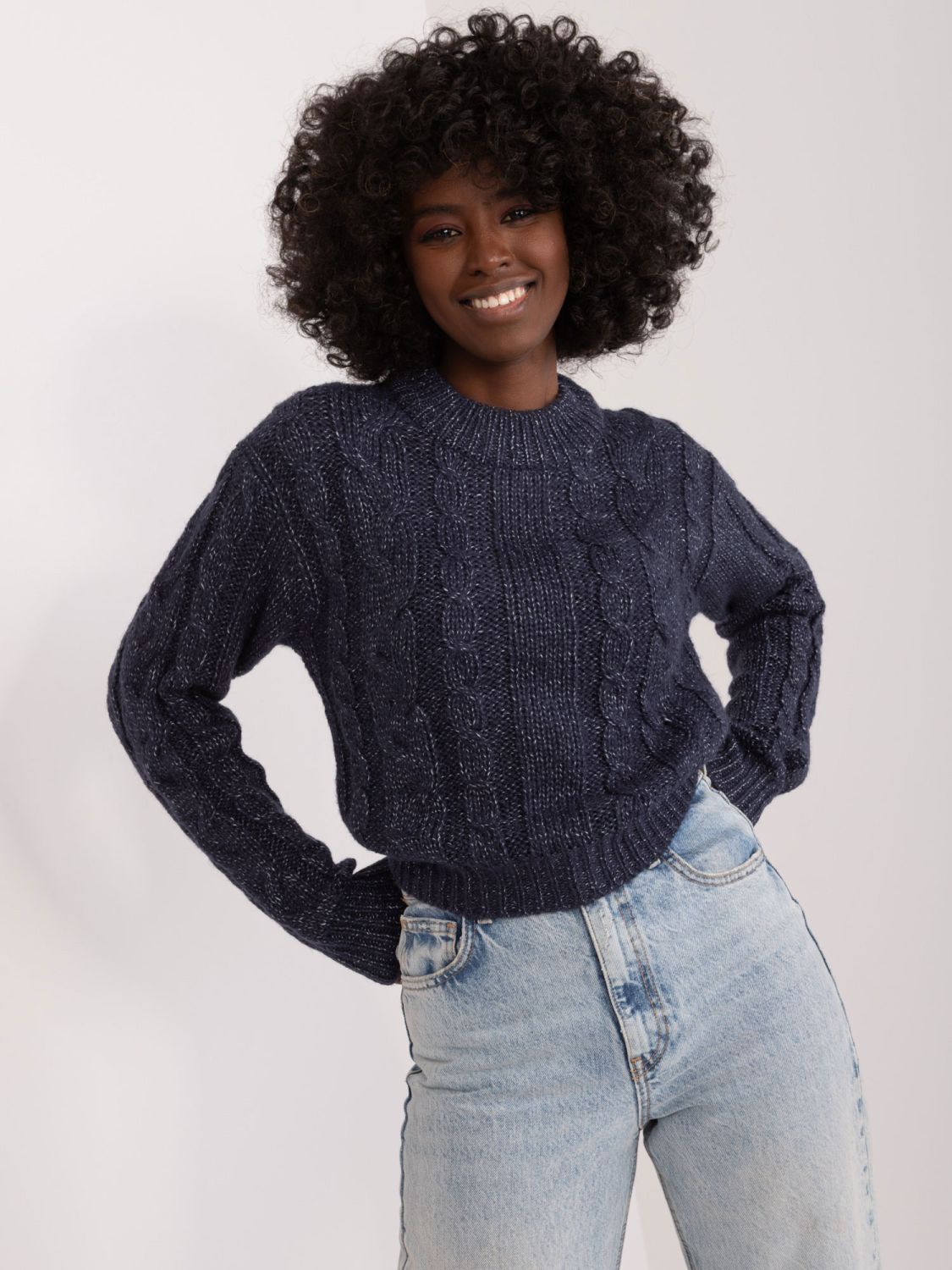 Stylischer grauer Pullover mit langen Ärmeln