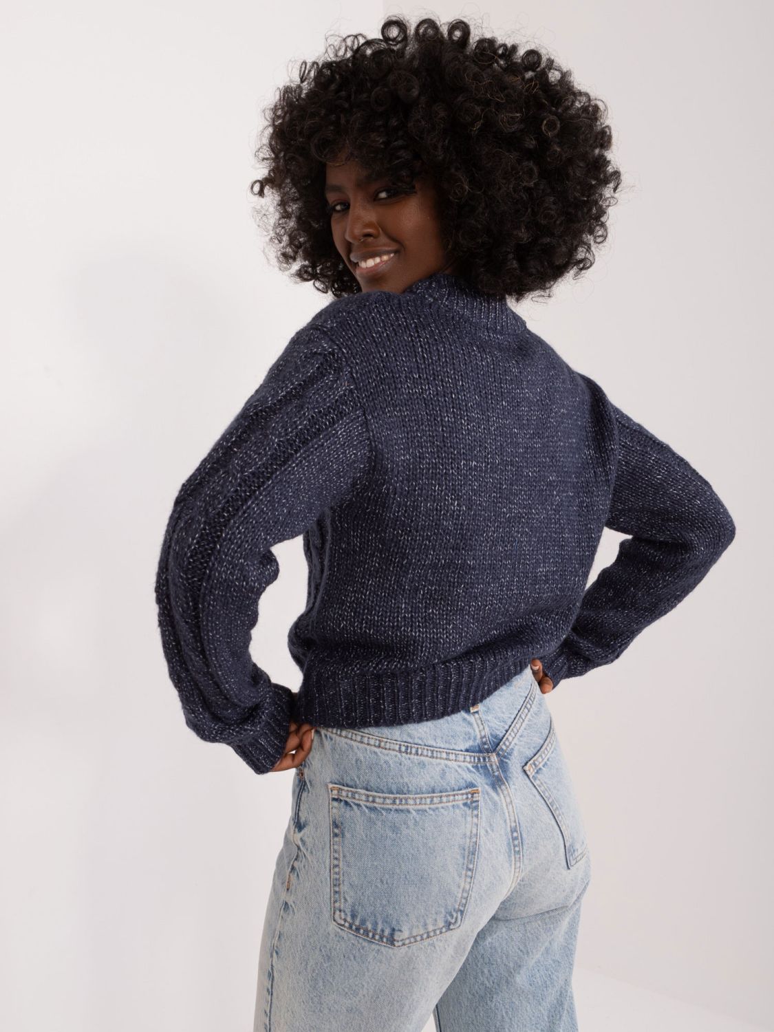 Stylischer grauer Pullover mit langen Ärmeln
