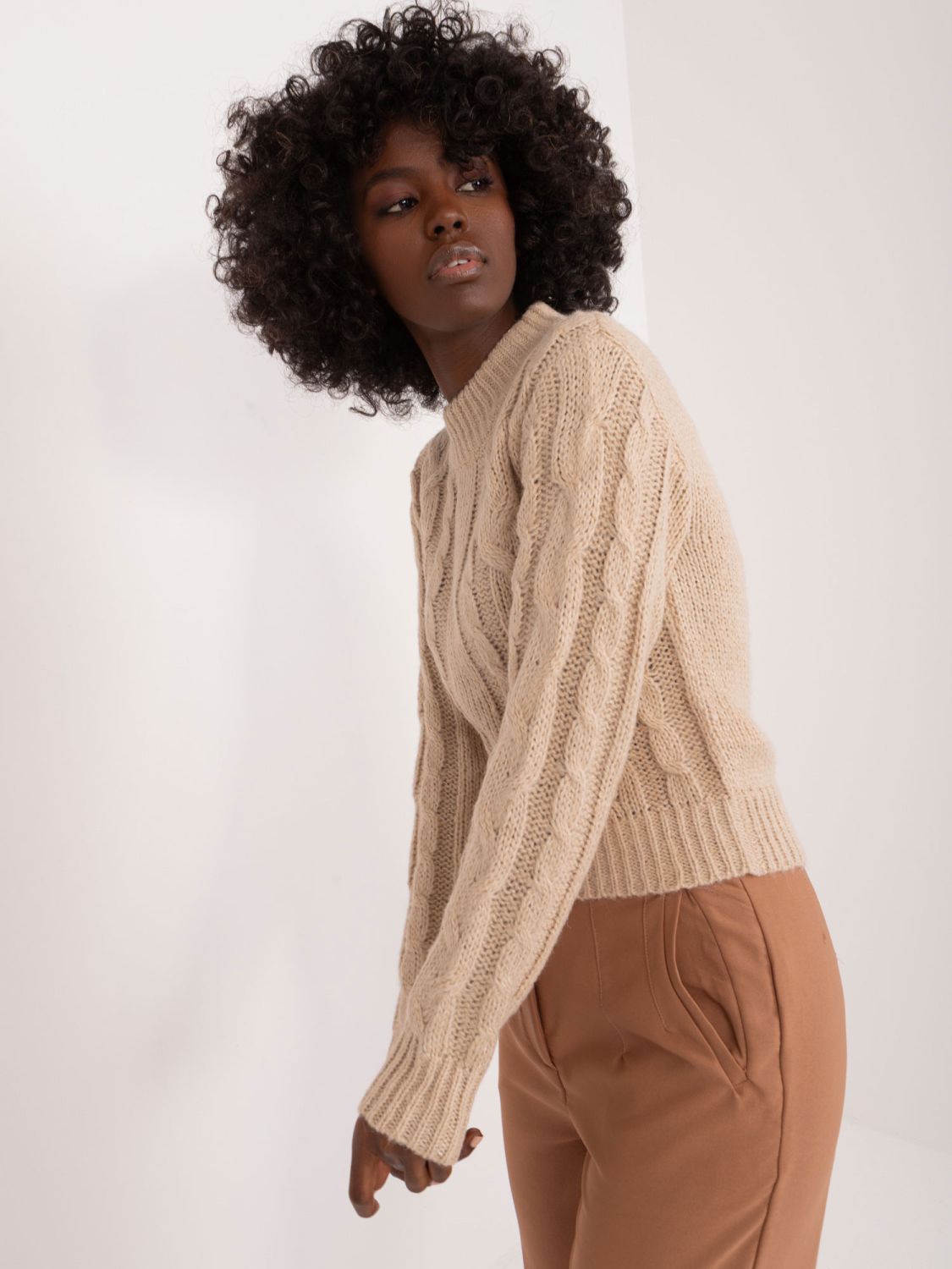 Beiger Pullover mit langen Ärmeln