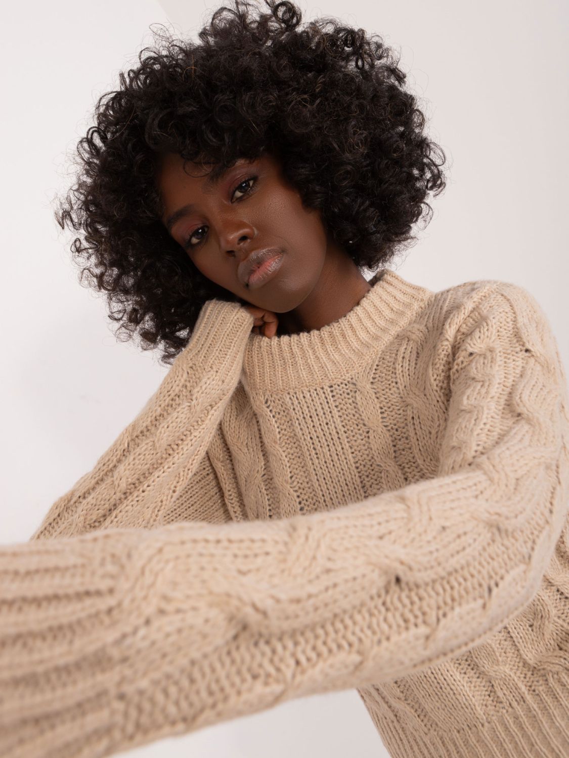 Beiger Pullover mit langen Ärmeln