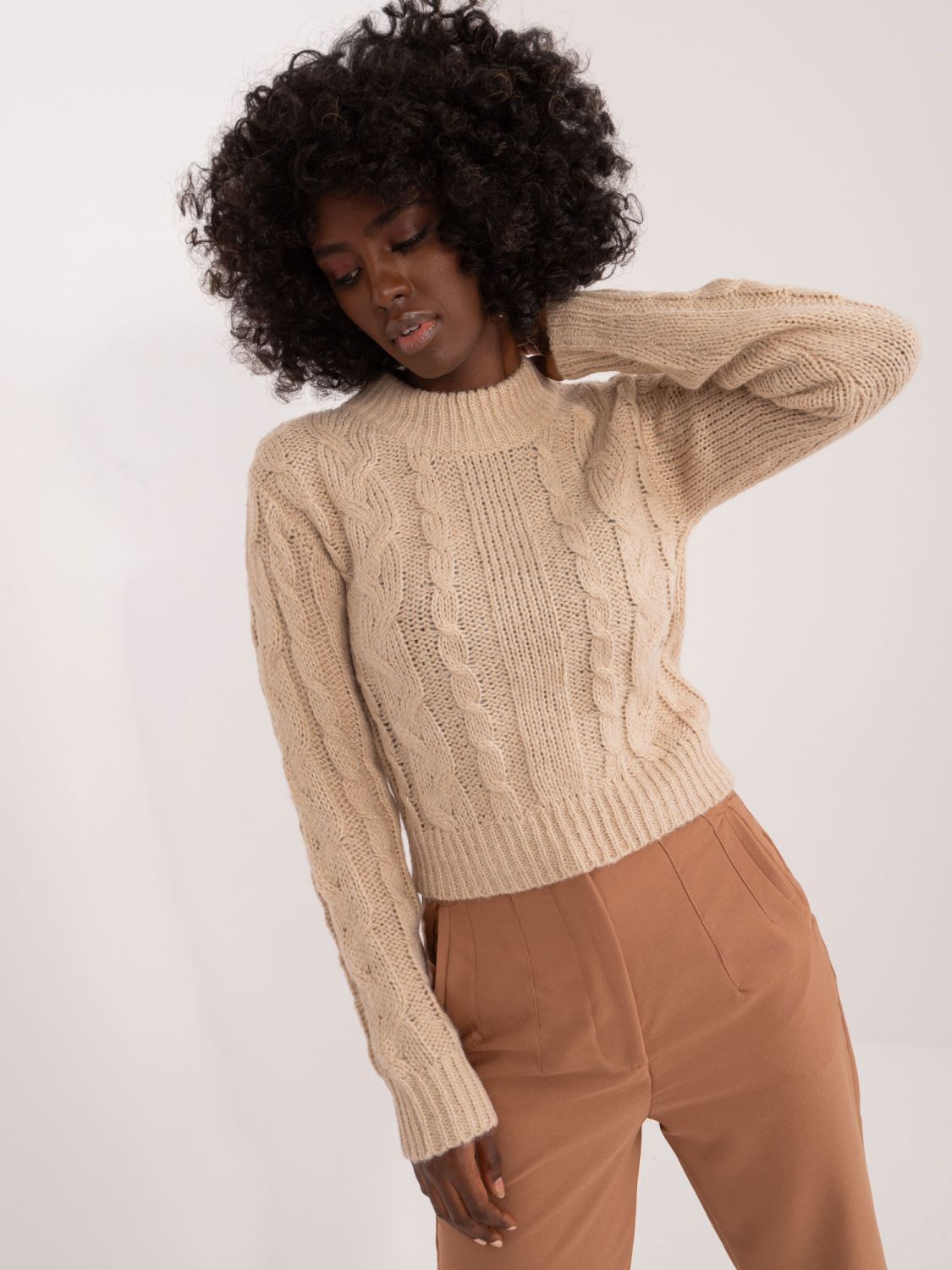 Beiger Pullover mit langen Ärmeln