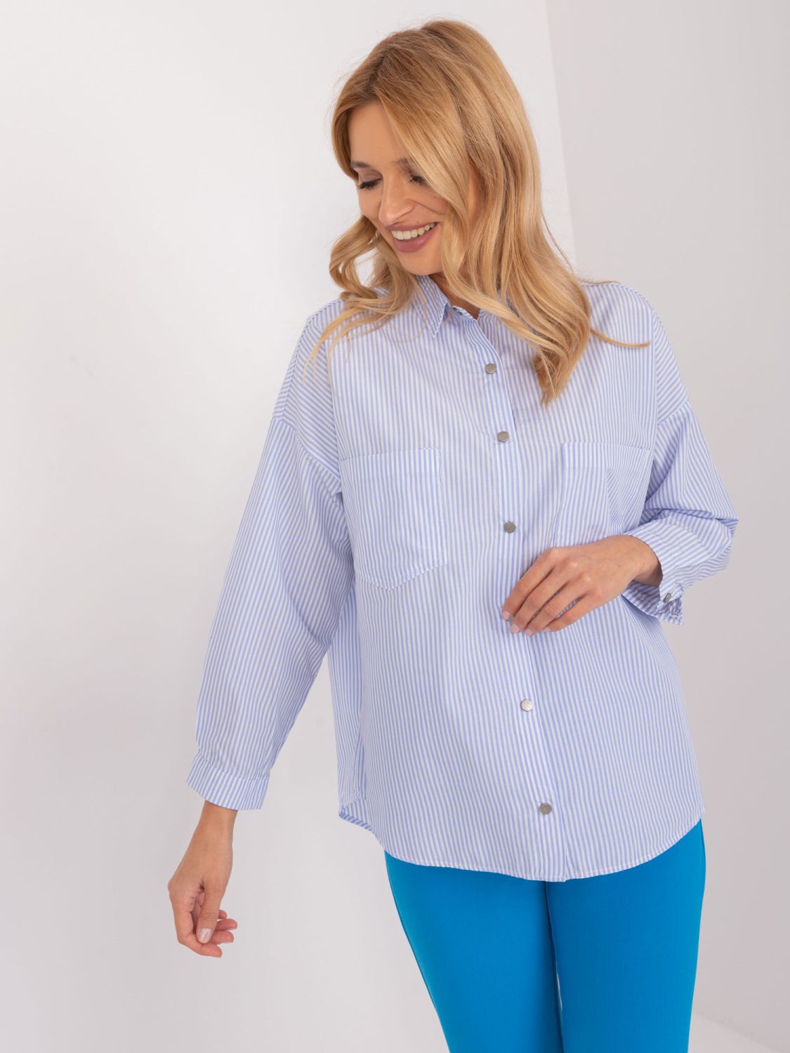Klassische weiße Bluse mit blauen Streifen